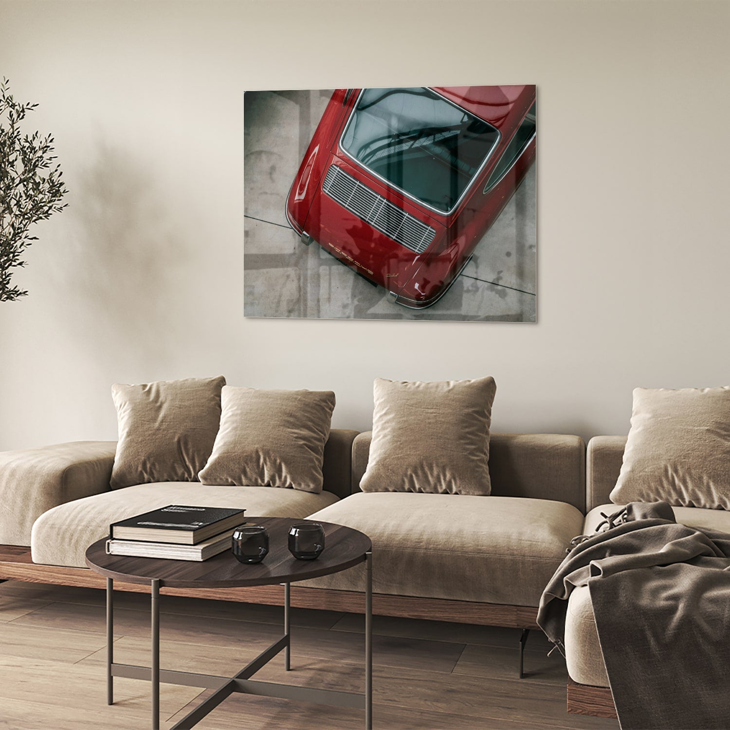 Glazen schilderij van een bovenaf gezien rode auto op een muur.