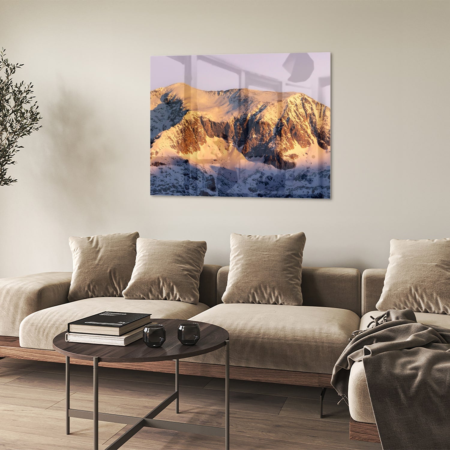 Glazen schilderij van een berglandschap met zonovergoten toppen en sneeuw