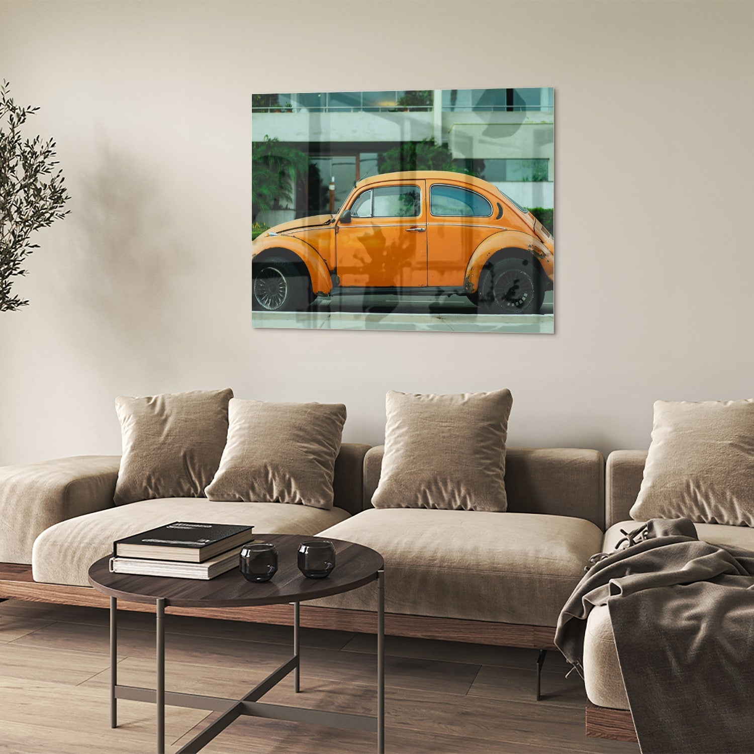 Glazen schilderij van een oranje Volkswagen Kever op een muur