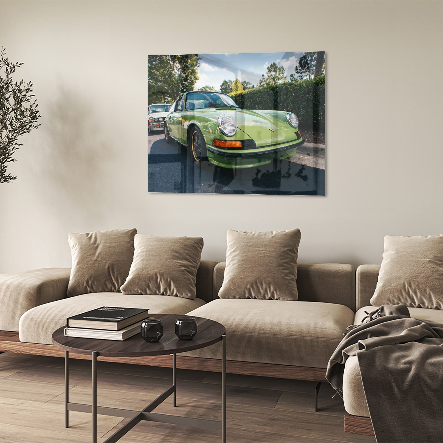 Glas schilderij van een groene Porsche aan de muur in een stijlvol interieur