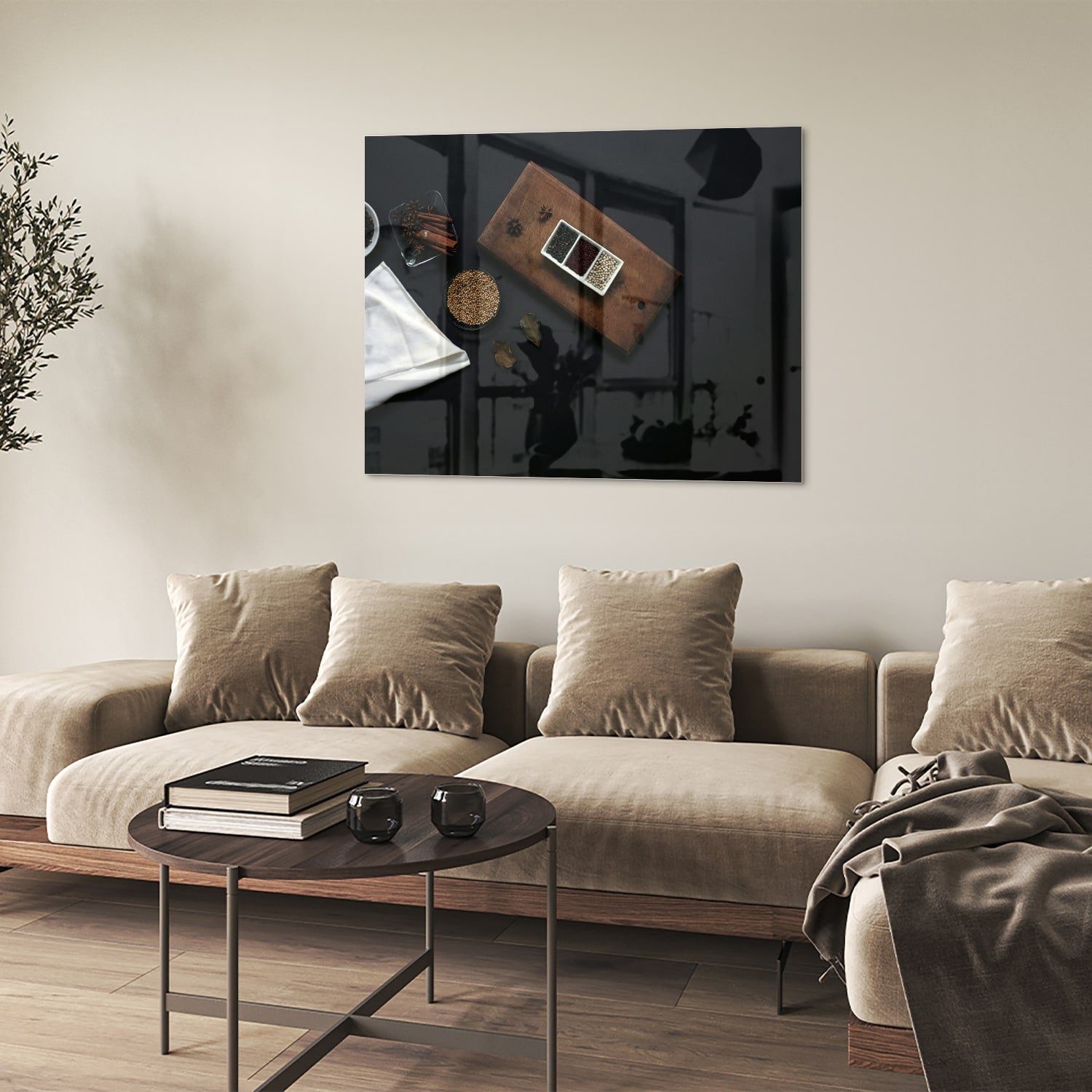 Glazen schilderij met een houten plank, koffie en notities op een tafel