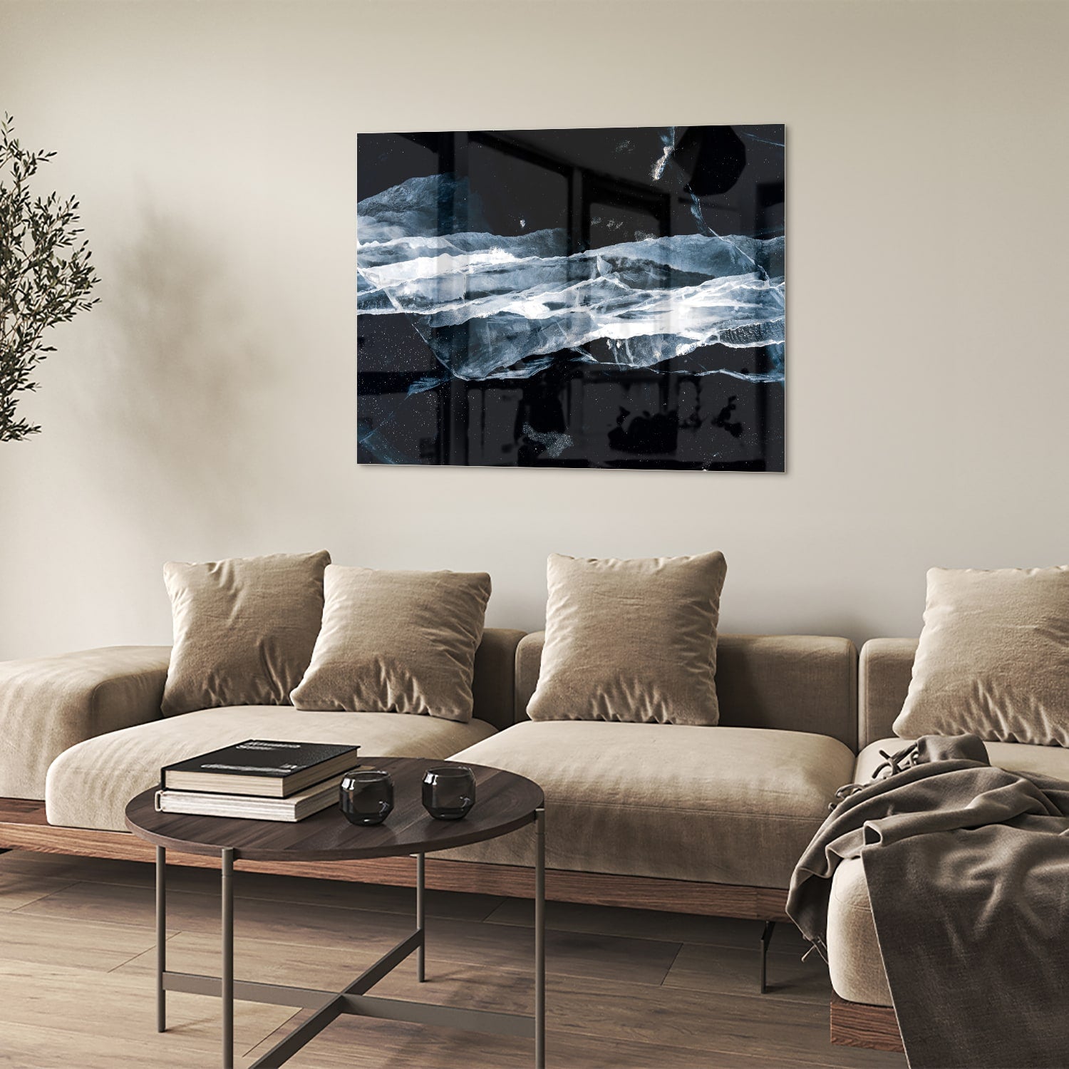 Abstract glazen schilderij in donkere kleuren met blauwe accenten, hangt aan de muur.