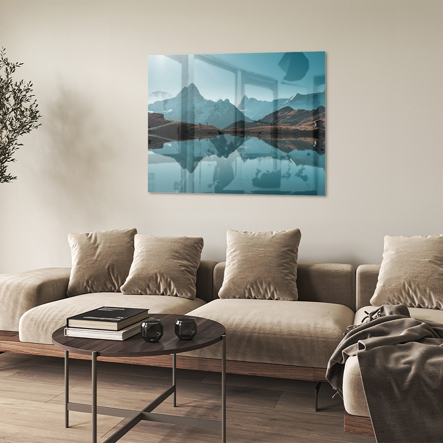 Glazen schilderij met bergen en reflecties in water.