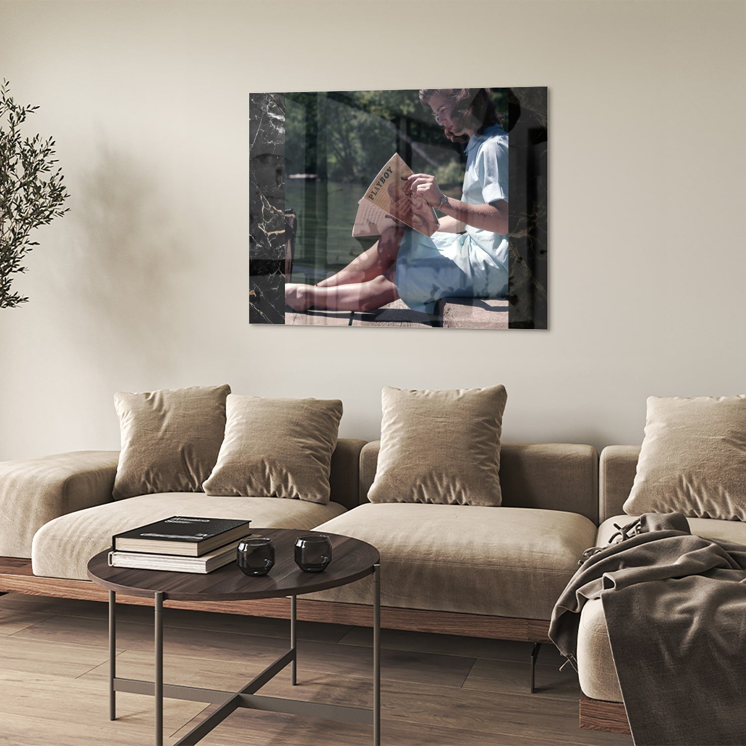 Glazen schilderij van een vrouw die aan het water leest in een serene omgeving.