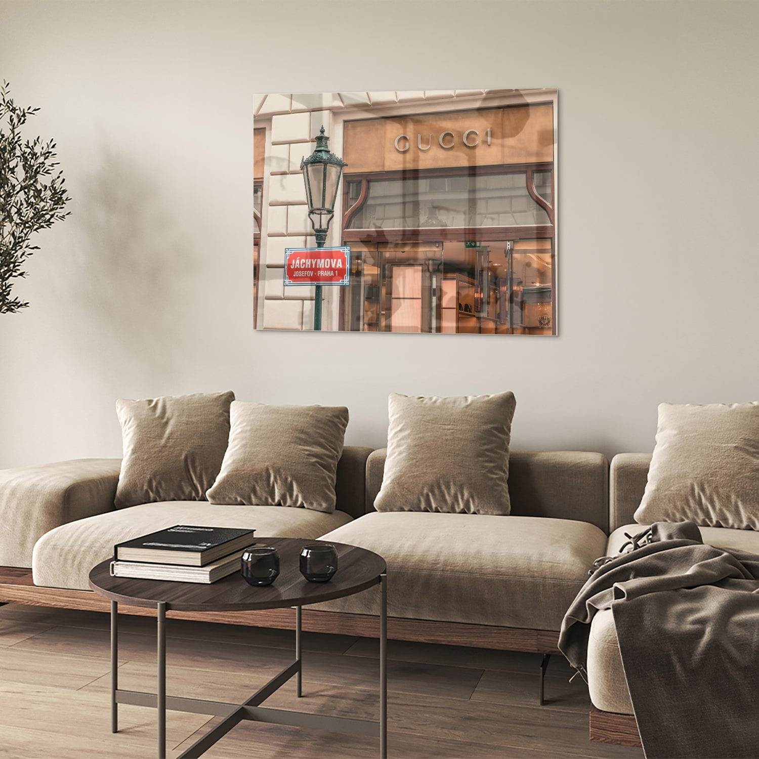 Glazen schilderij met Gucci etalage en vintage lantaarn, perfect voor wanddecoratie.