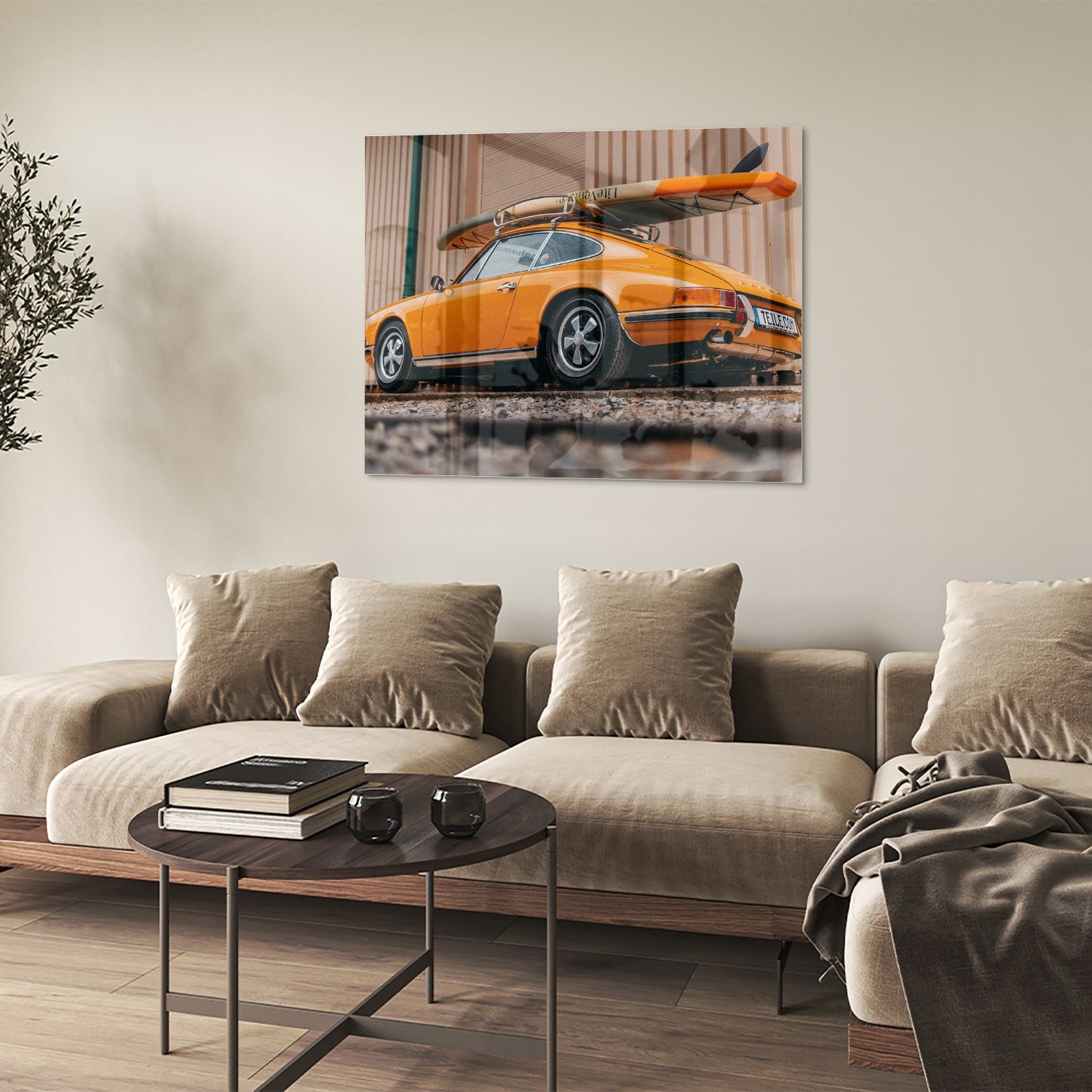 Een glazen schilderij van een oranje auto met een surfbord op het dak, gepresenteerd in een moderne woonkamer.
