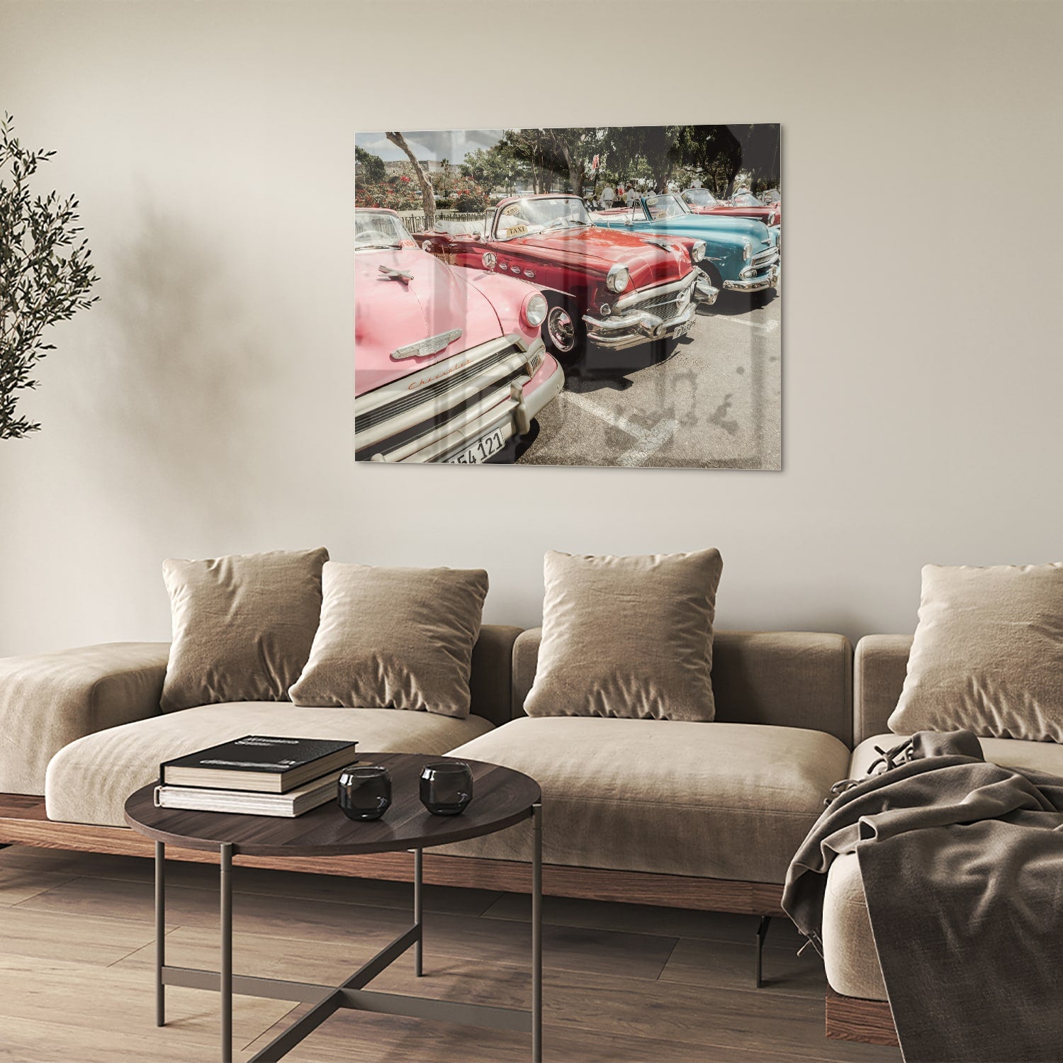 Glazen schilderij met retro auto's in roze, rood en blauw, perfect voor moderne interieurs.
