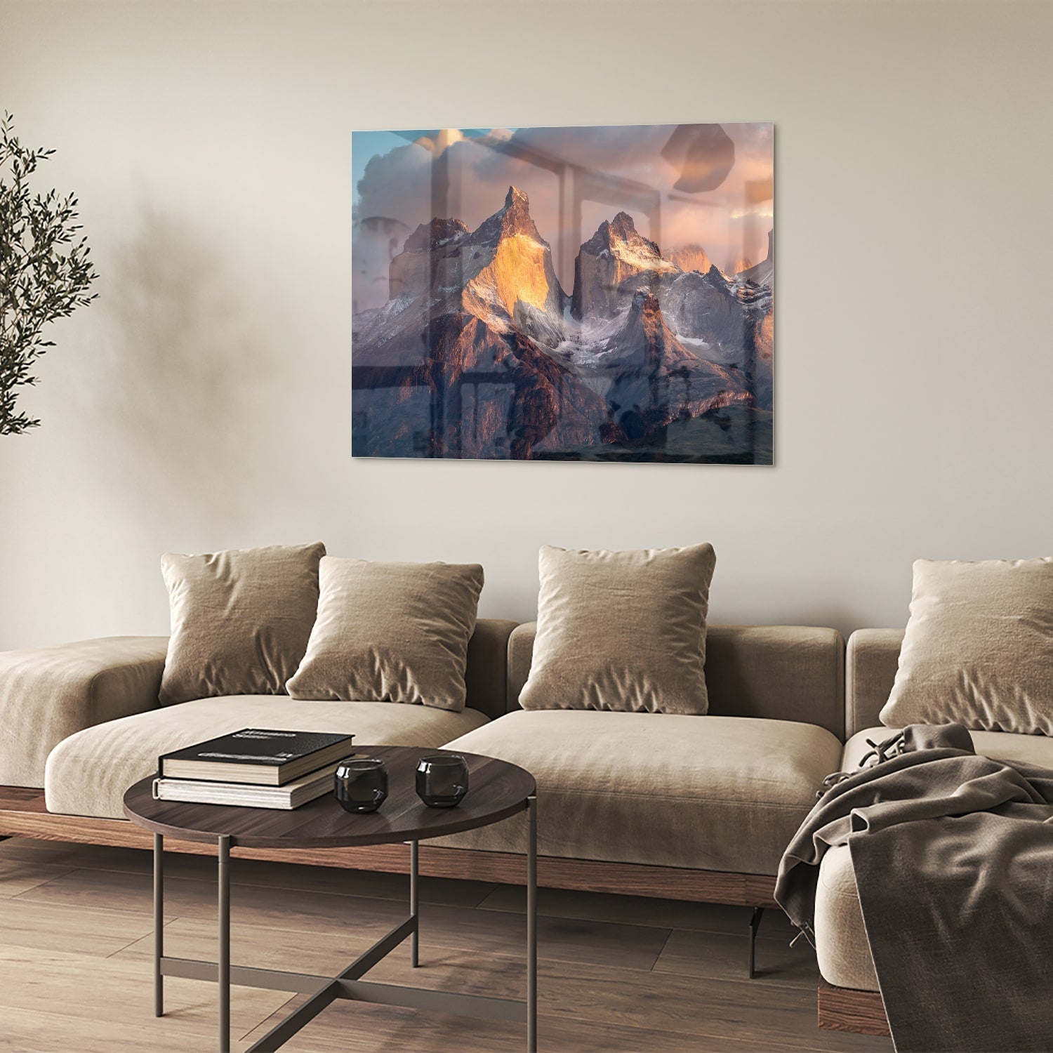 Glazen schilderij met berglandschap aan de muur in een moderne woonkamer