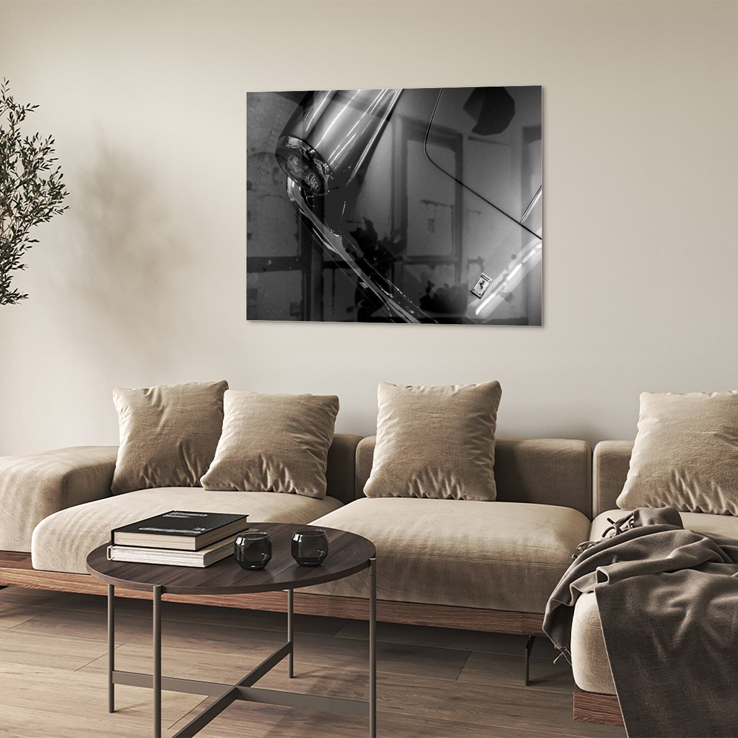 Glazen schilderij met abstracte vormen aan de muur in een stijlvolle kamer.
