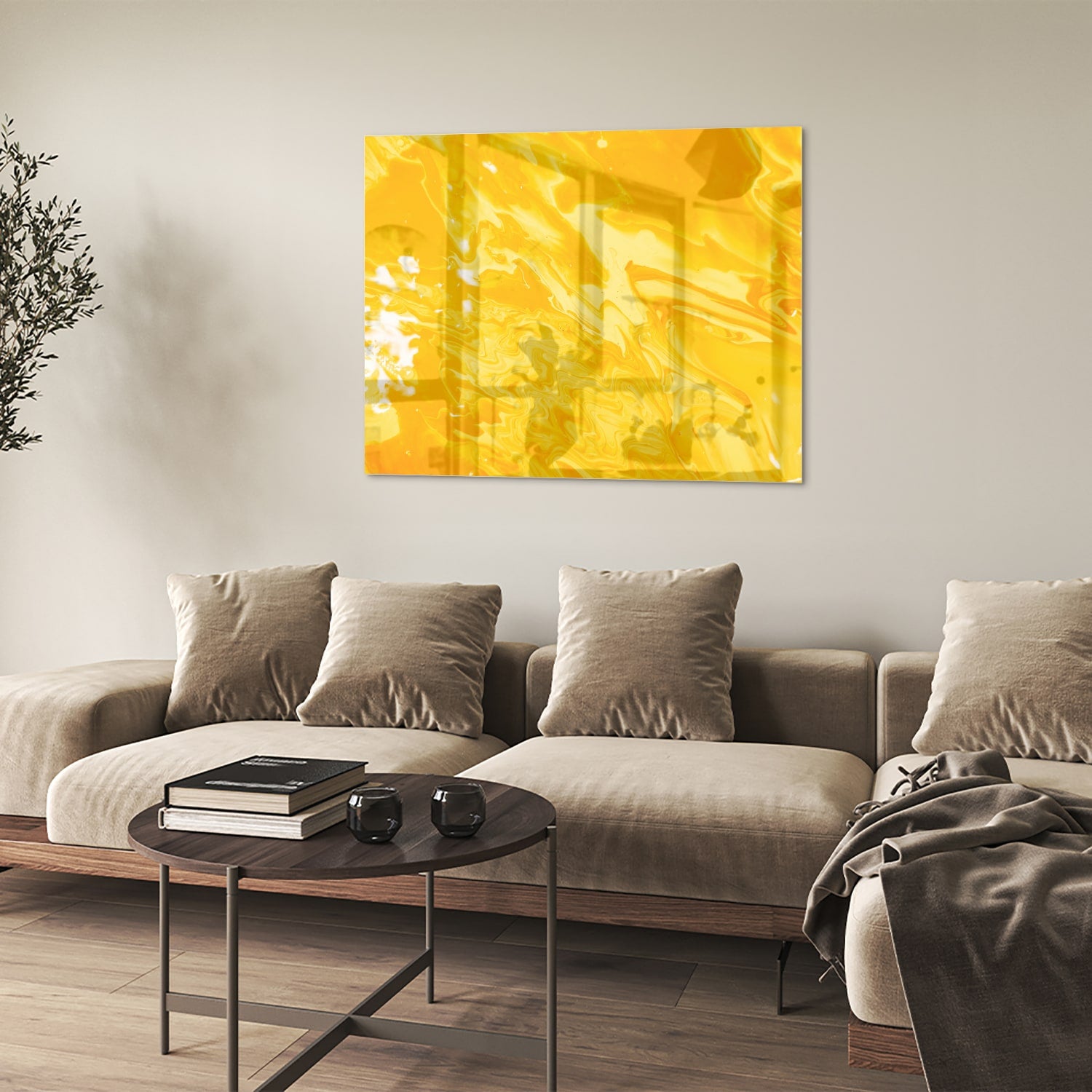 Abstract geel glazen schilderij aan de muur in een moderne woonkamer.