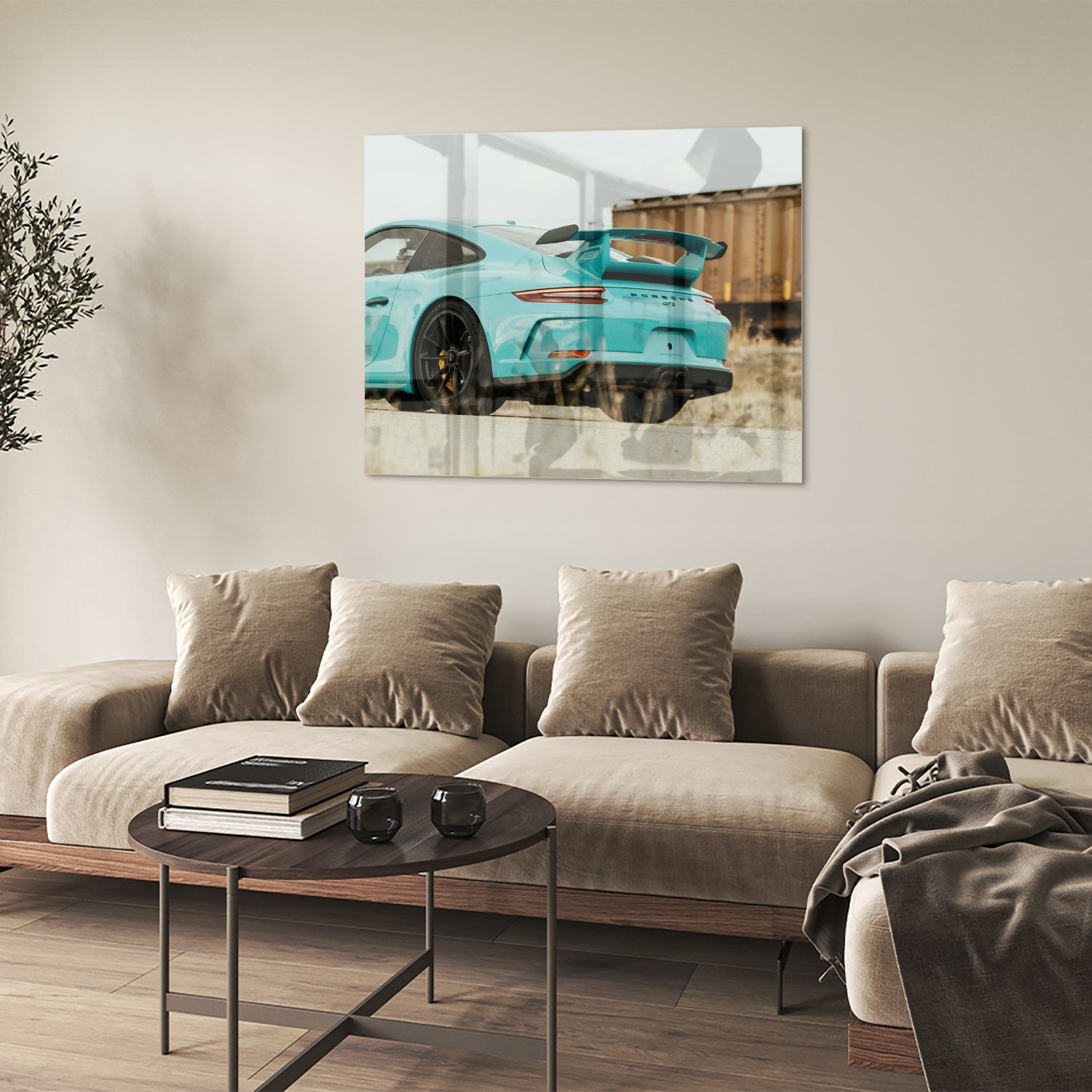 Glazen schilderij van een turquoise sportauto aan de muur in een moderne woonkamer