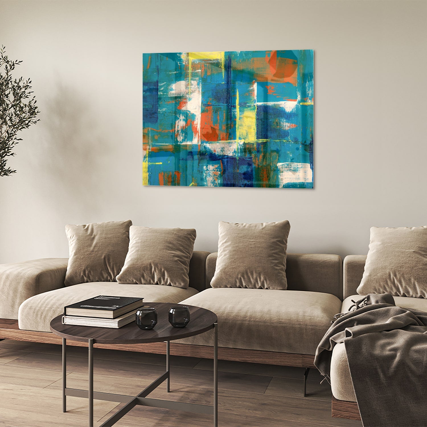 Kleurrijk abstract glazen schilderij in turquoise en oranje, genstalleerd in een moderne woonkamer.