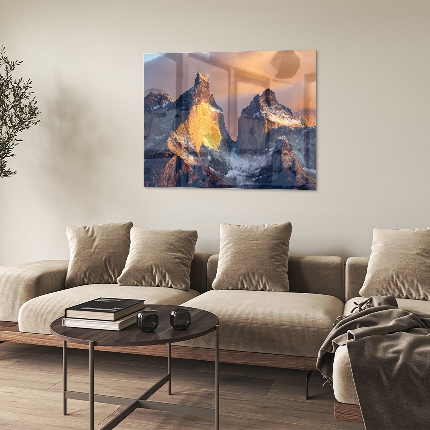 Een glazen schilderij van majestueuze bergen met gouden ochtendlicht