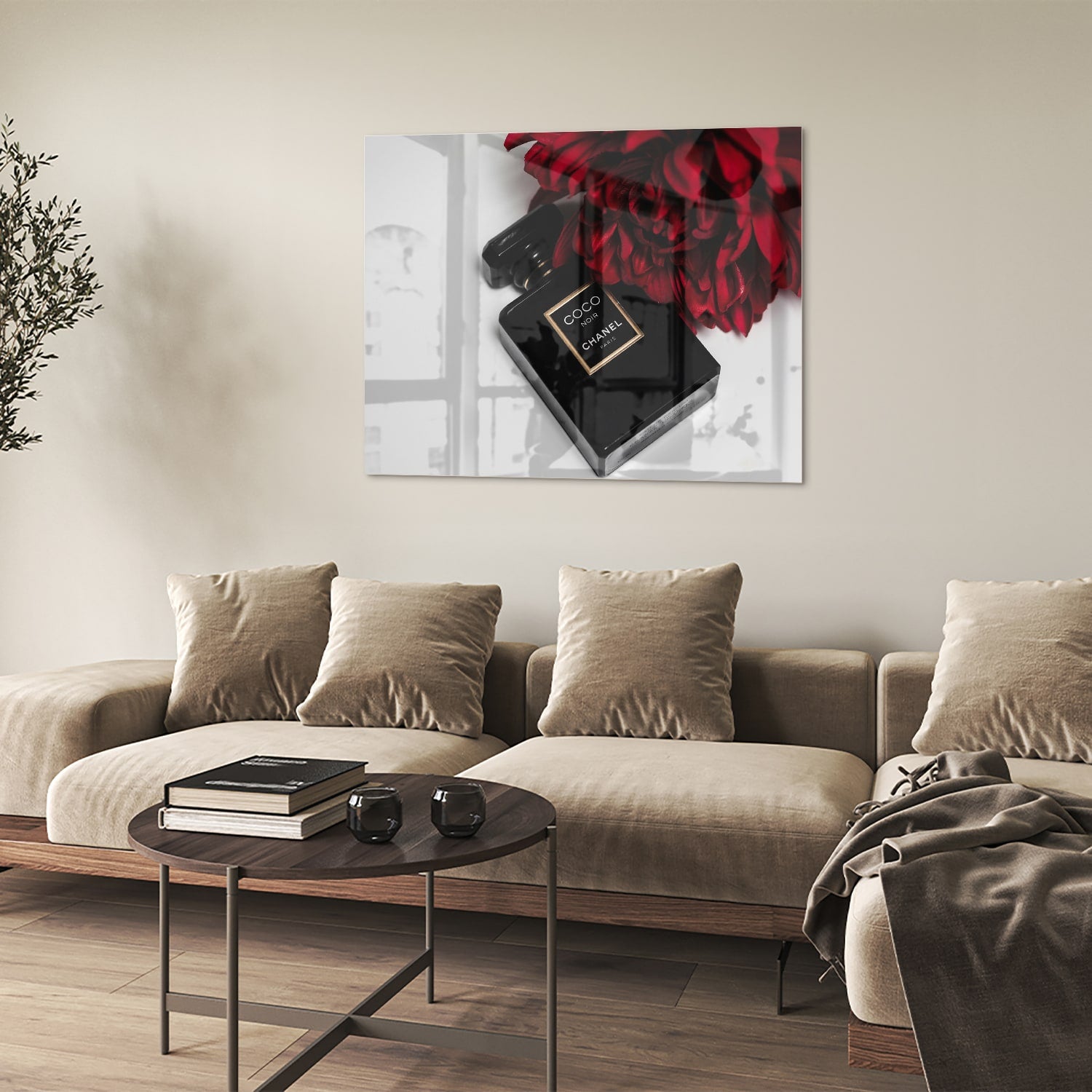Glazen schilderij van parfumfles met rode bloemen op een witte muur