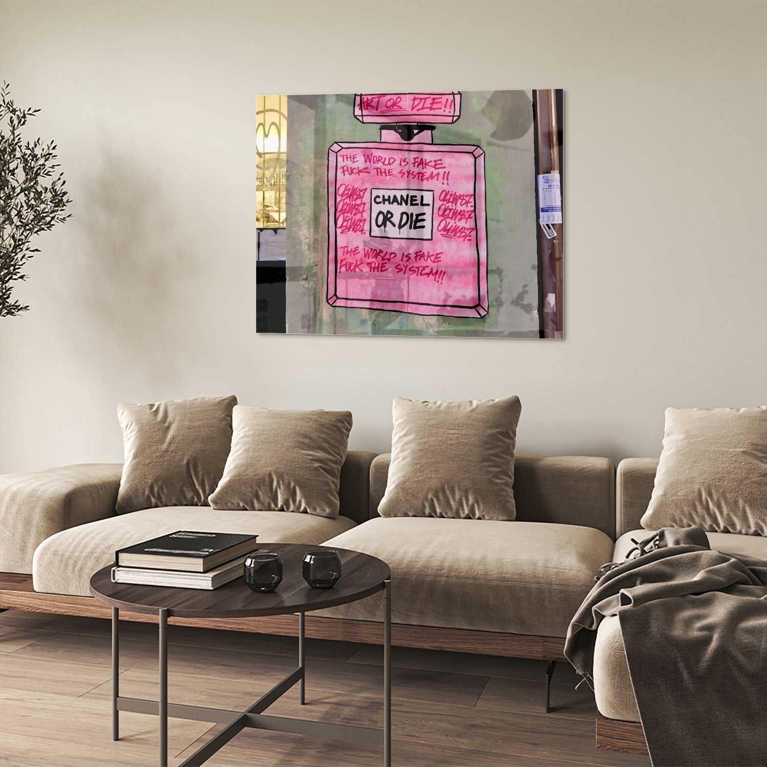 Glazen schilderij met de tekst 'Chanel or Die' in felle kleuren aan de muur.