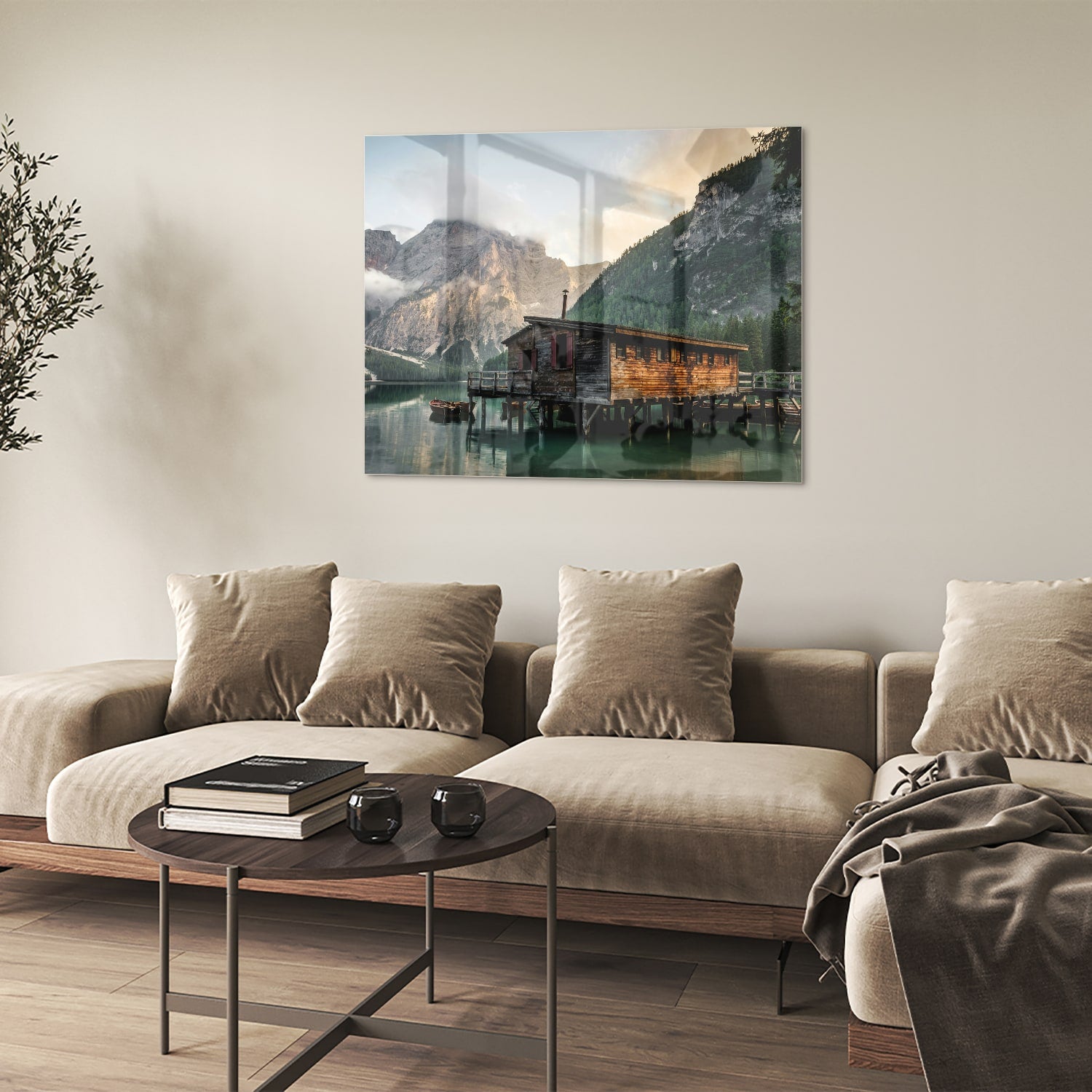 Glazen schilderij van een berghut aan een kalm meer met bergen op de achtergrond.