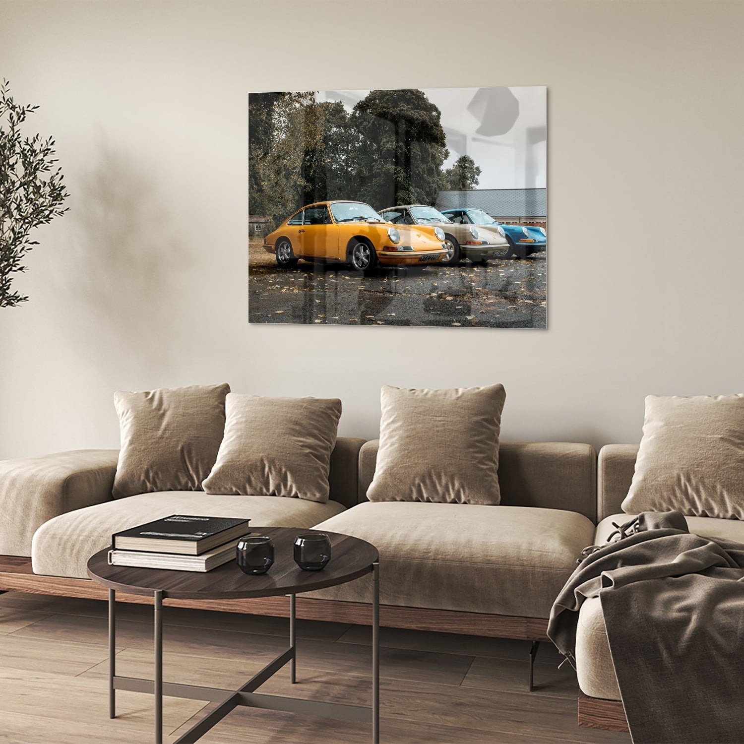Glazen schilderij van een gele auto in een moderne woonkamer