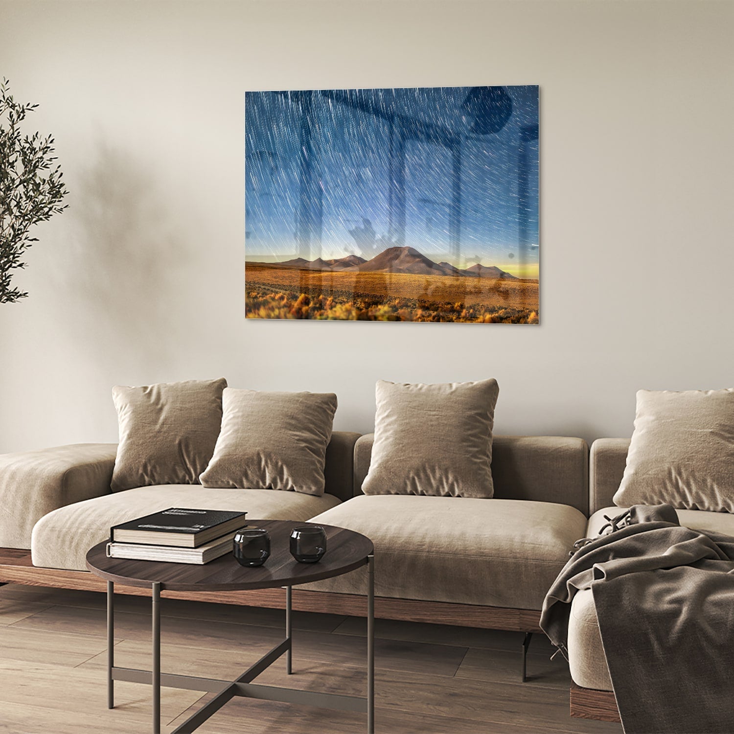 Glazen schilderij met sterrenhemel boven bergen, hangend aan de muur.