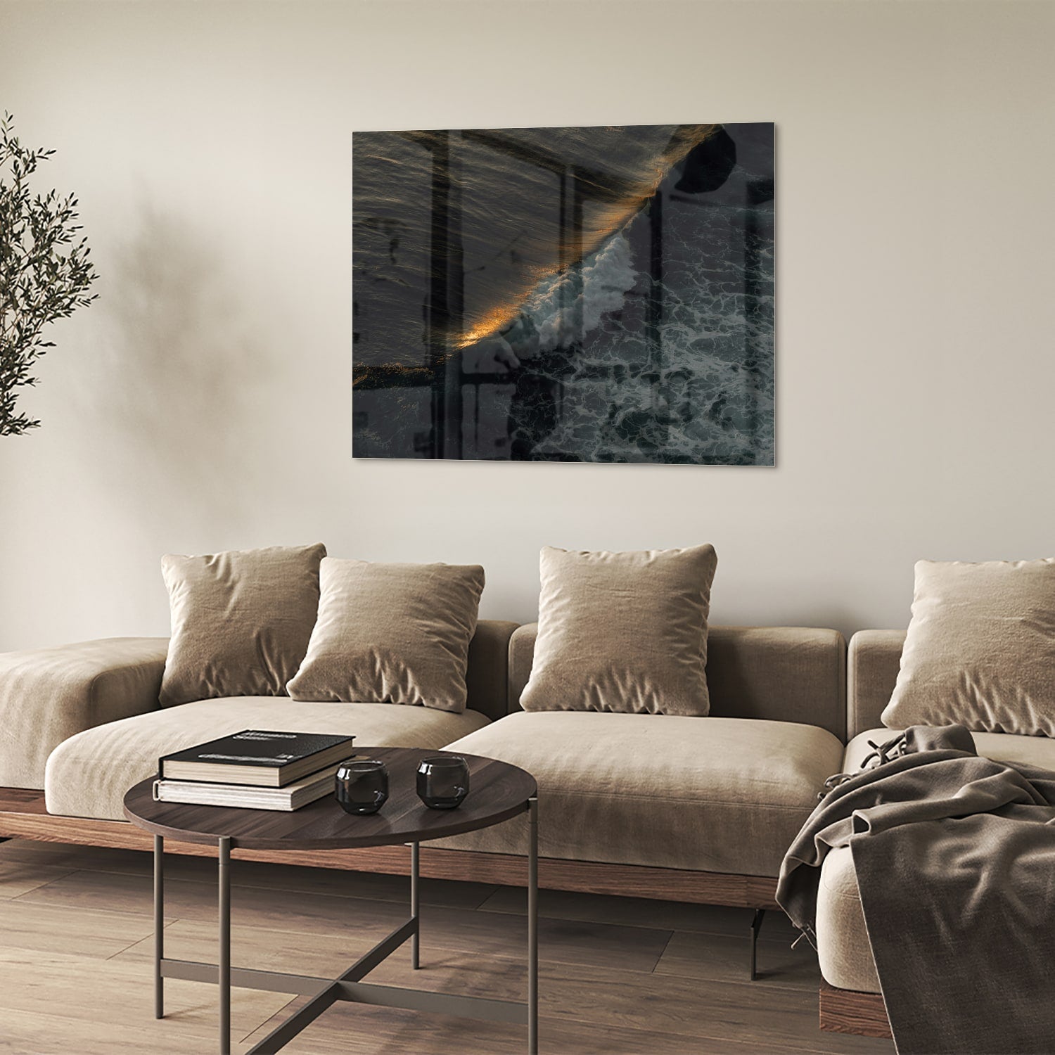 Zwart glazen schilderij van een zeegezicht met gouden accenten, hangt aan een lichtgekleurde muur.