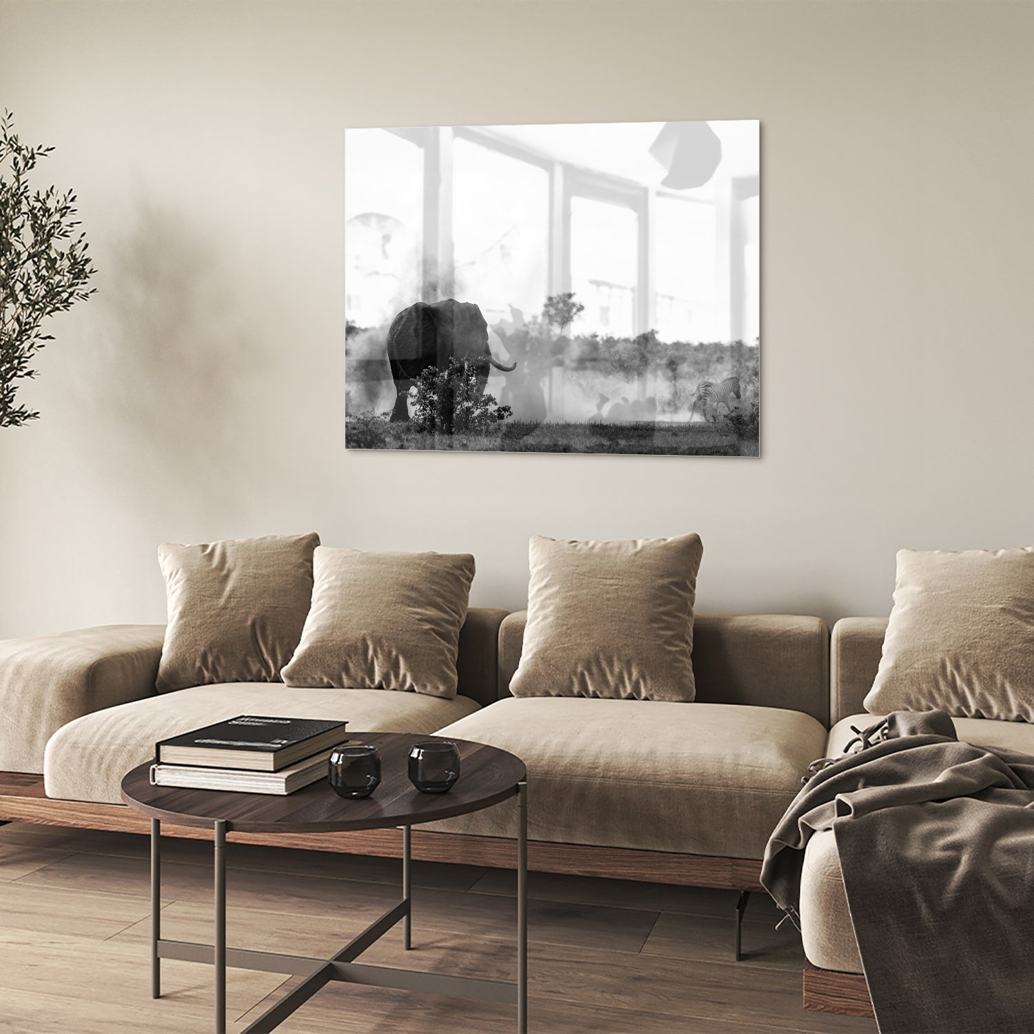 Zwart-wit glazen schilderij van een olifant aan de muur in een modern interieur.