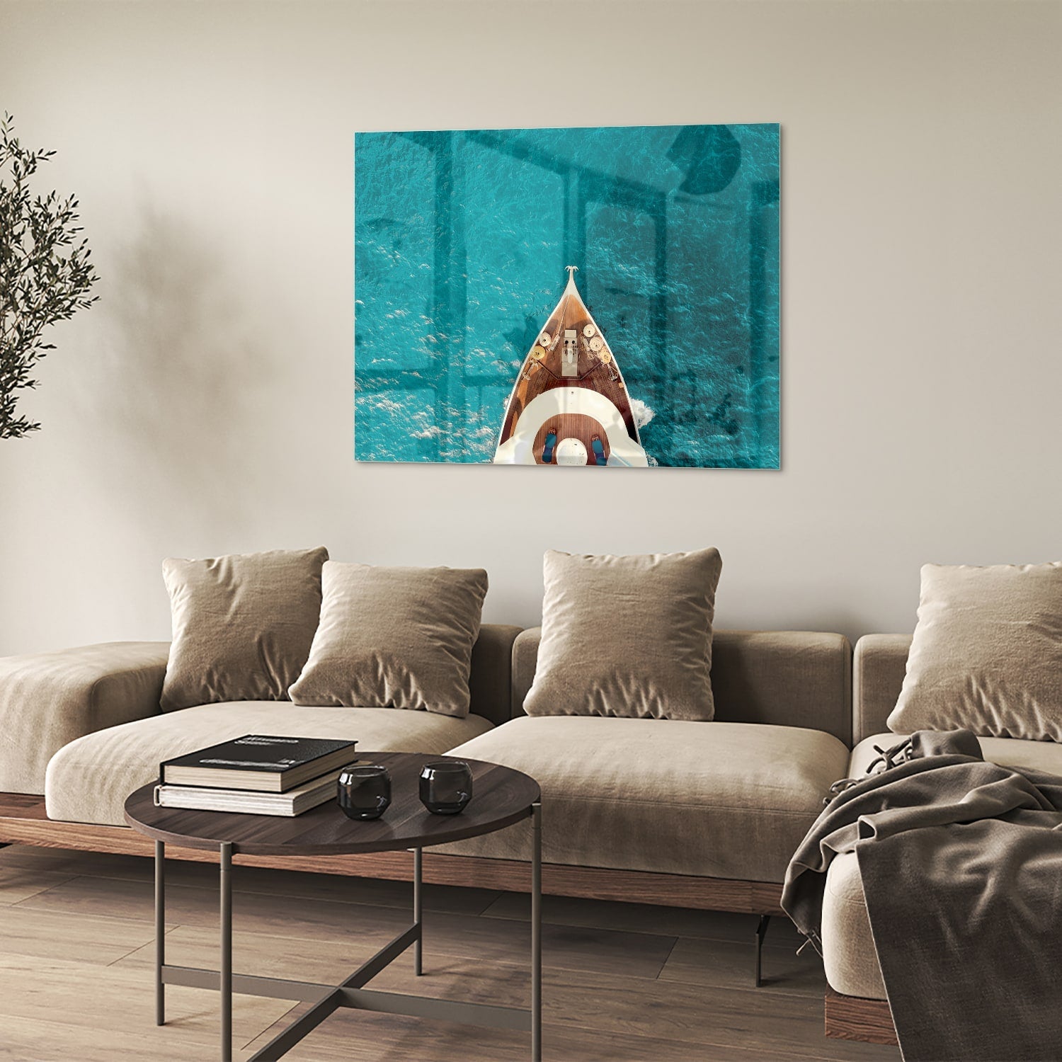 Glazen schilderij van een boot die boven helder turquoise water ligt.