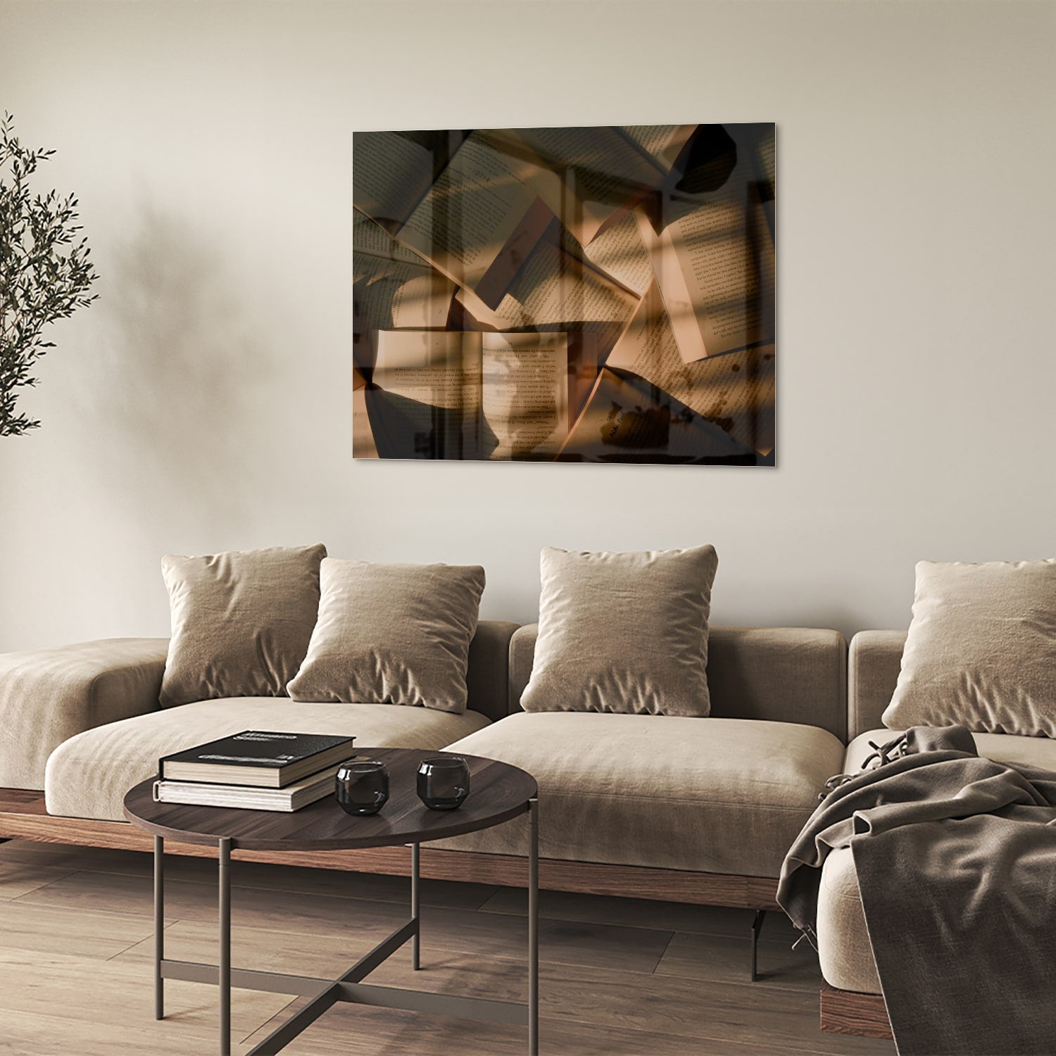 Glazen schilderij met abstracte vormen in moderne woonkamer