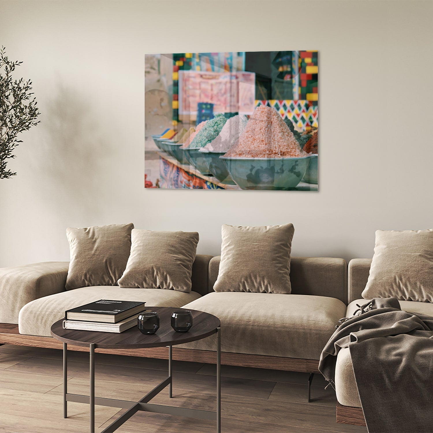 Kleurrijk glazen schilderij met verschillende specerijen in schalen