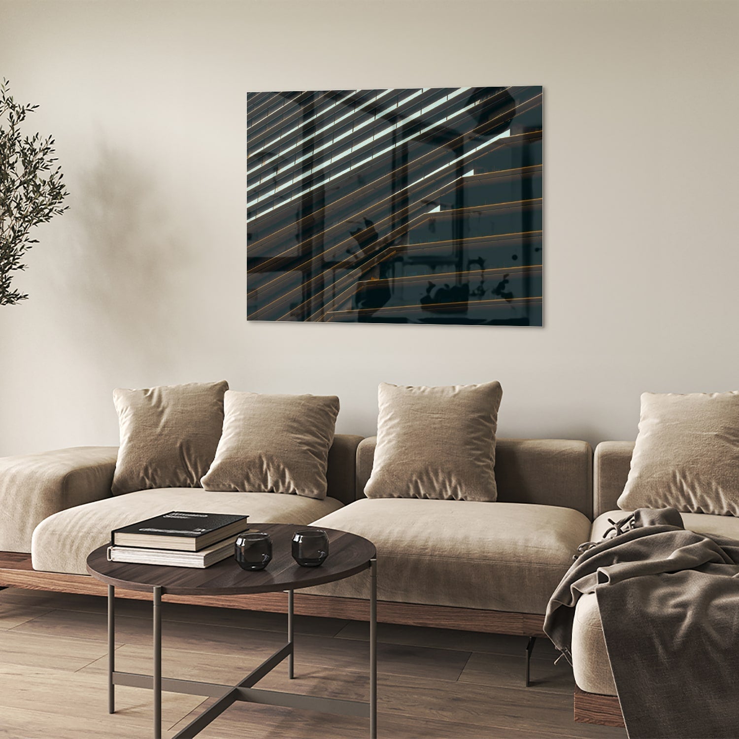 Stijlvol glazen schilderij met zwarte lijnen aan de muur in een moderne woonkamer.