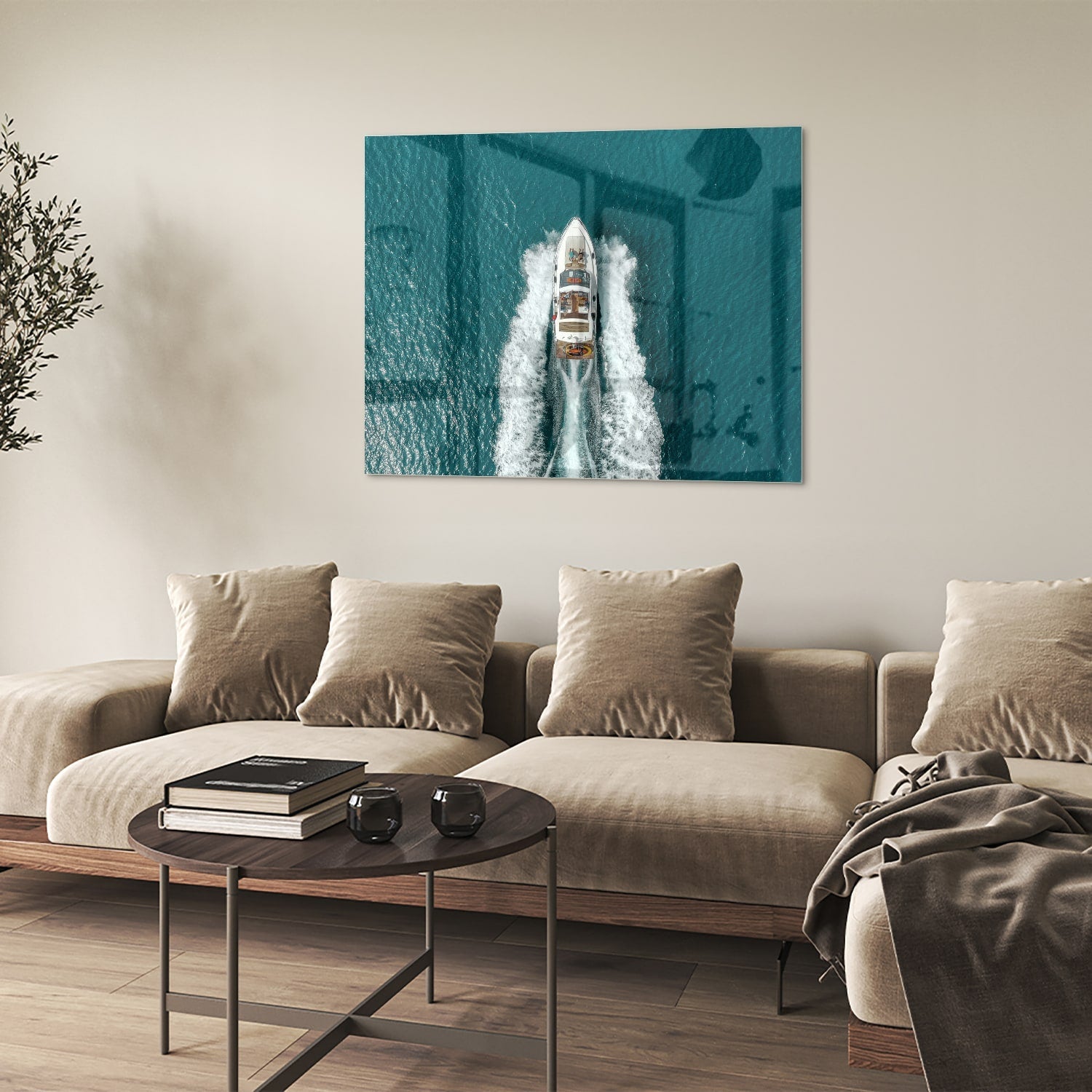 Glazen schilderij van een boot die door turquoise water vaart.