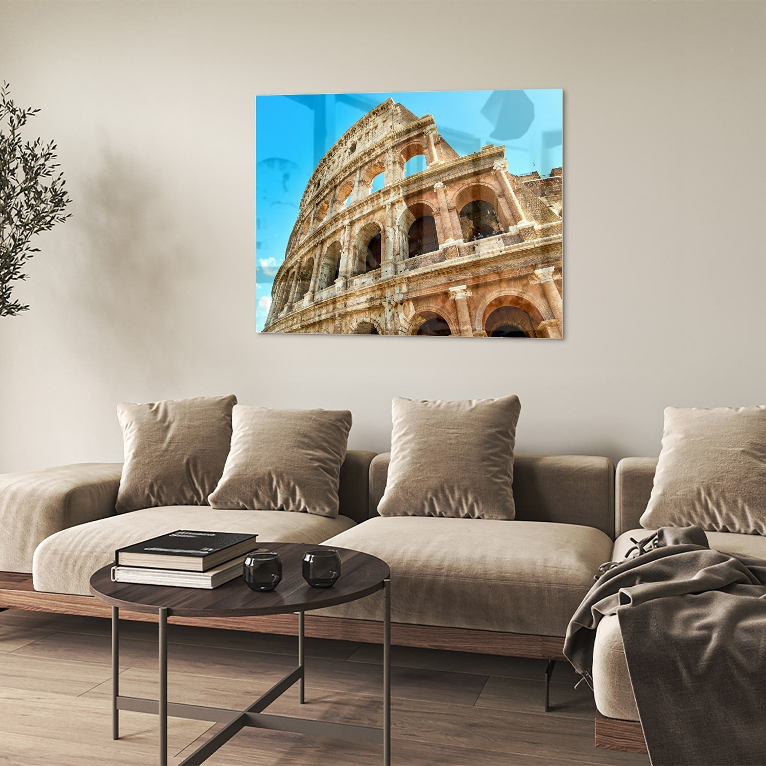 Een glazen schilderij van het Colosseum in Rome met een blauwe lucht achtergrond.