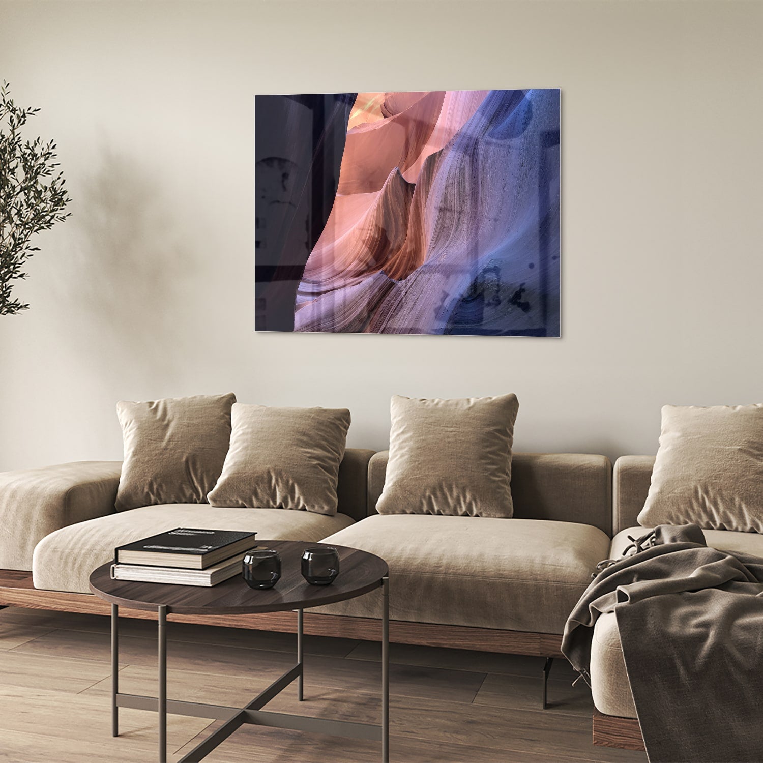 Abstract glazen schilderij met warme kleuren aan de muur