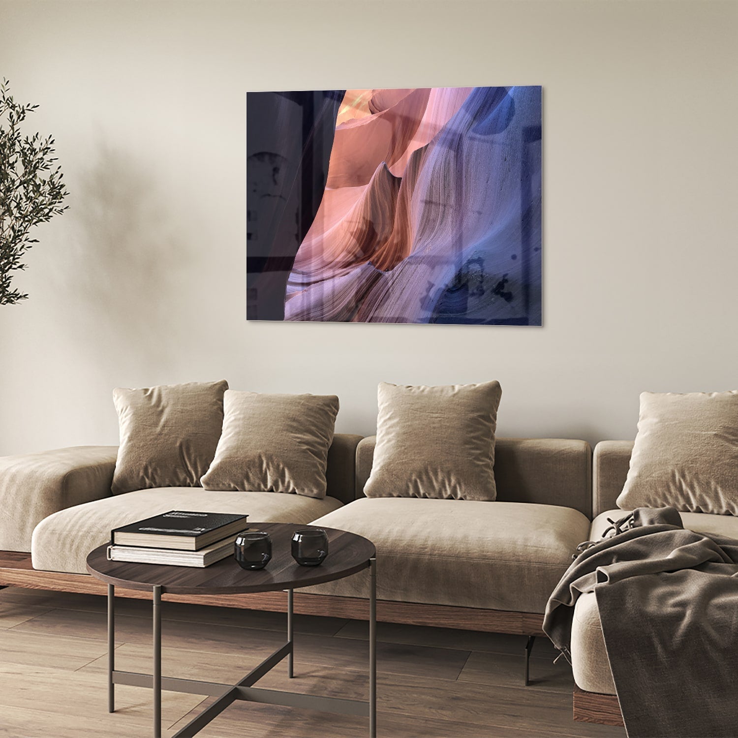 Abstract glazen schilderij met warme kleuren aan de muur