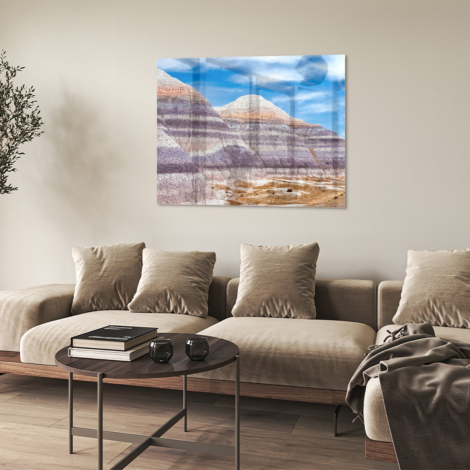 Glazen schilderij van bergen met een blauwe lucht in een moderne woonkamer.