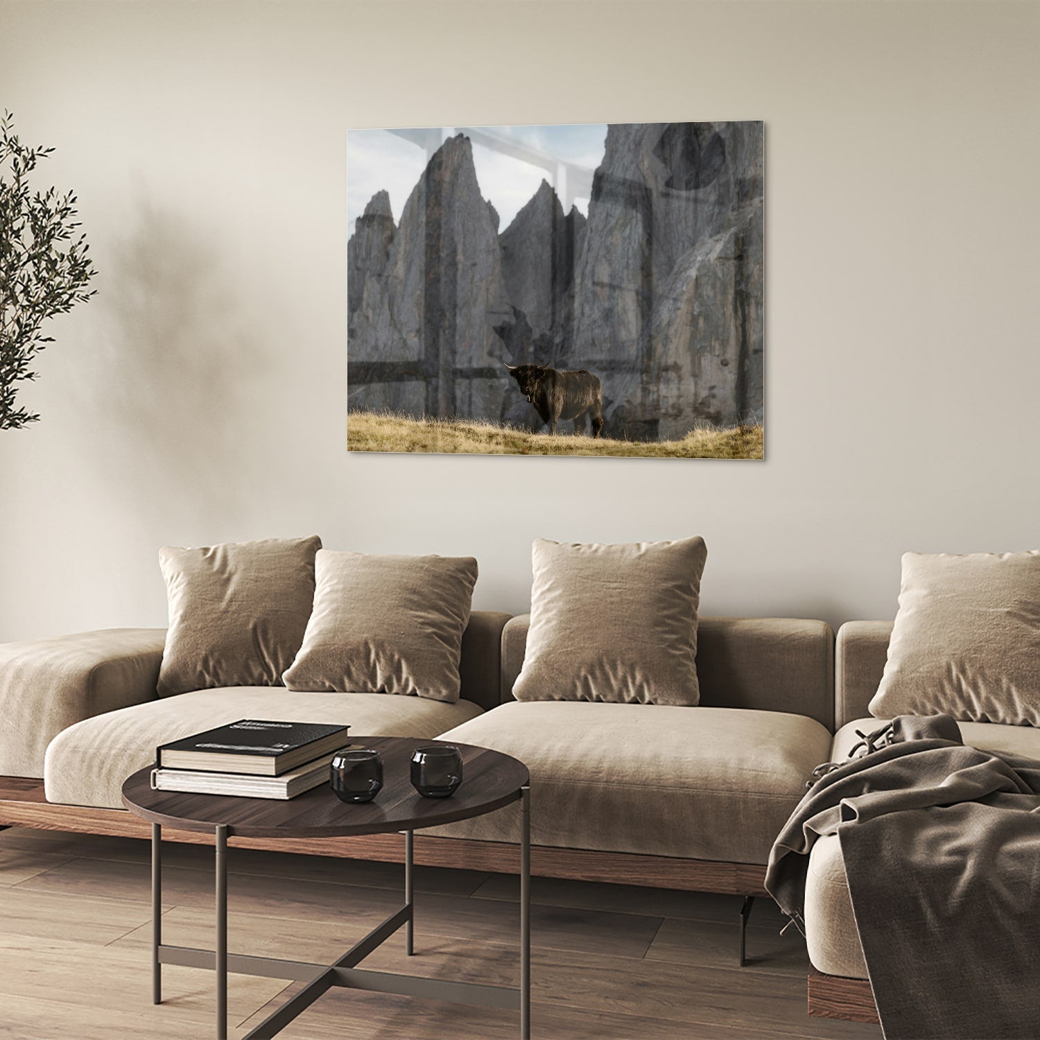 Glas schilderij van bergen met een koe in een groene wei.