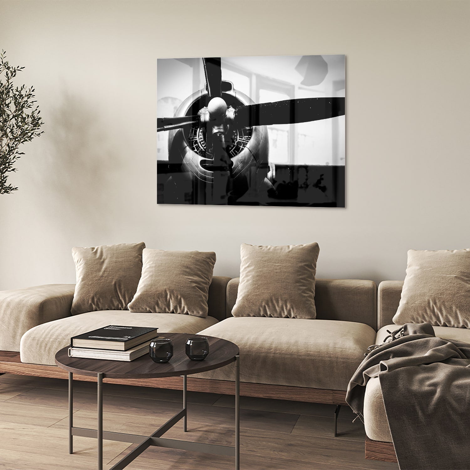 Zwart-wit glazen schilderij van een vintage vliegtuigpropeller tegen een lichte muur.