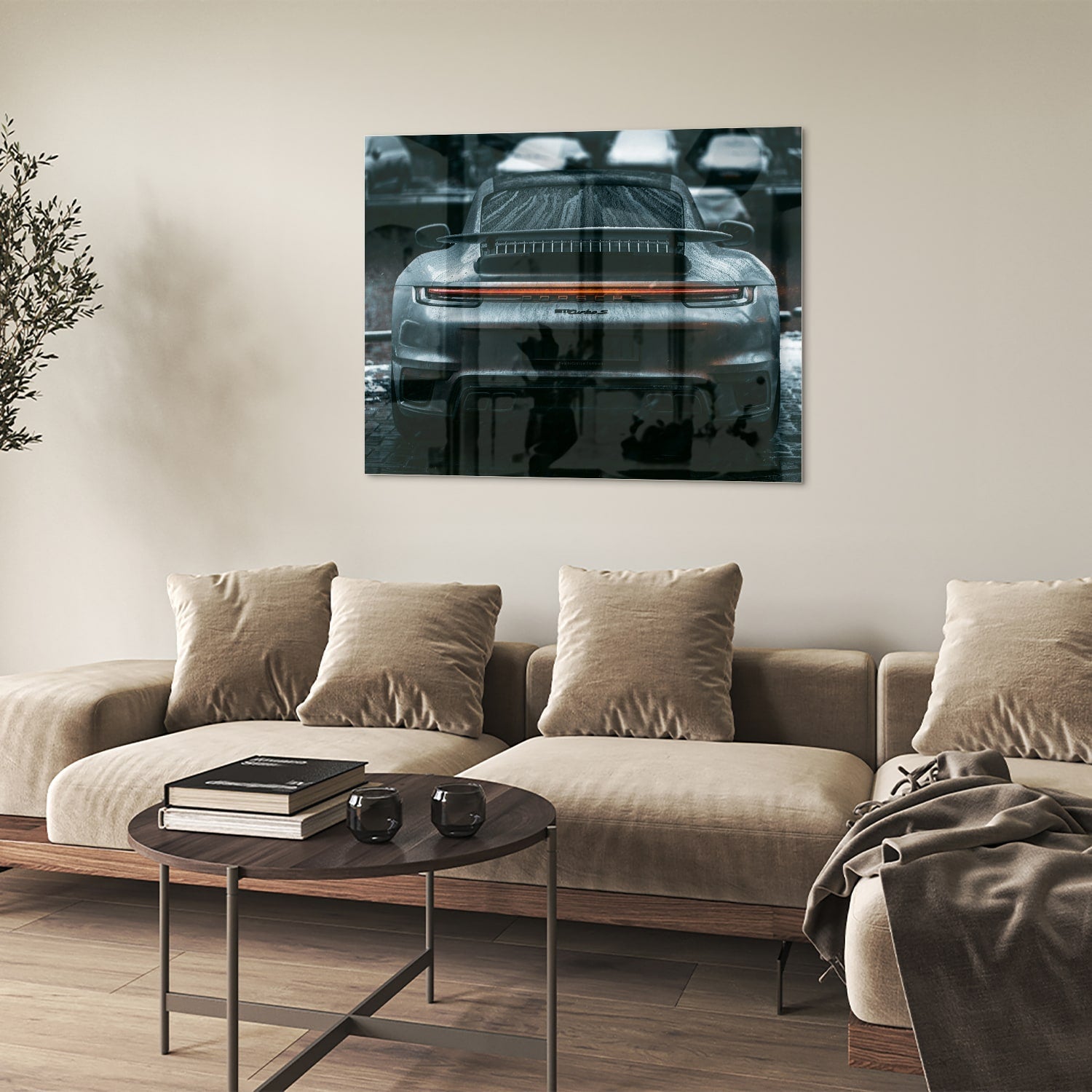 Glazen schilderij van een sportwagen aan de muur in een lichte woonkamer.