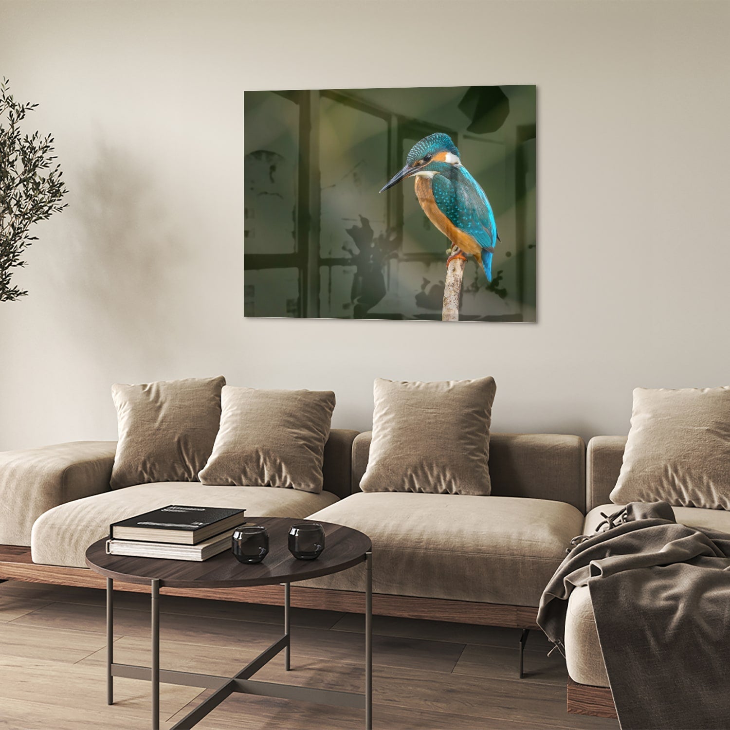 Een glazen schilderij van een ijsvogel die op een tak zit, kleurrijk en gedetailleerd.