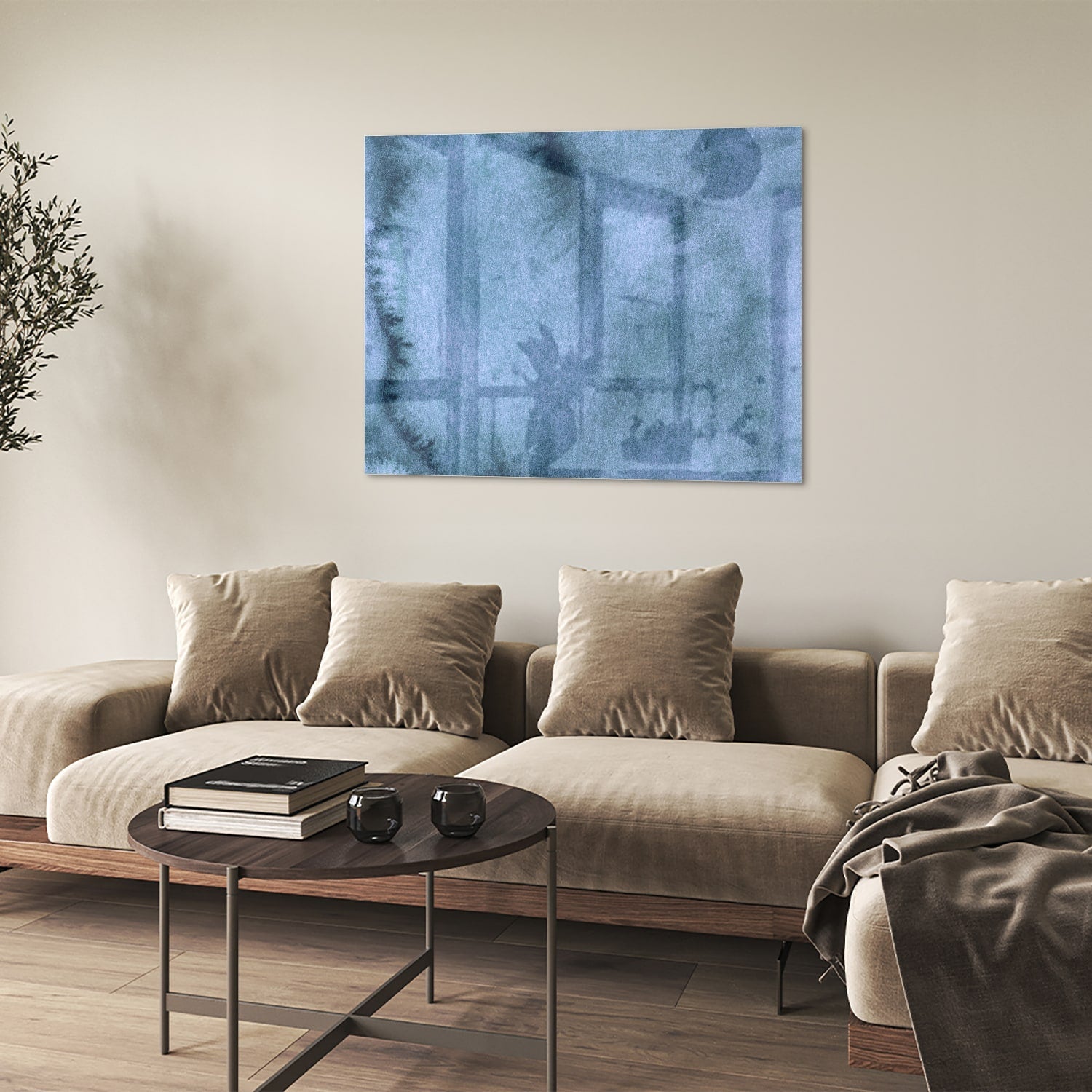 Blauw glazen schilderij aan de muur boven een houten kast in een elegant interieur.