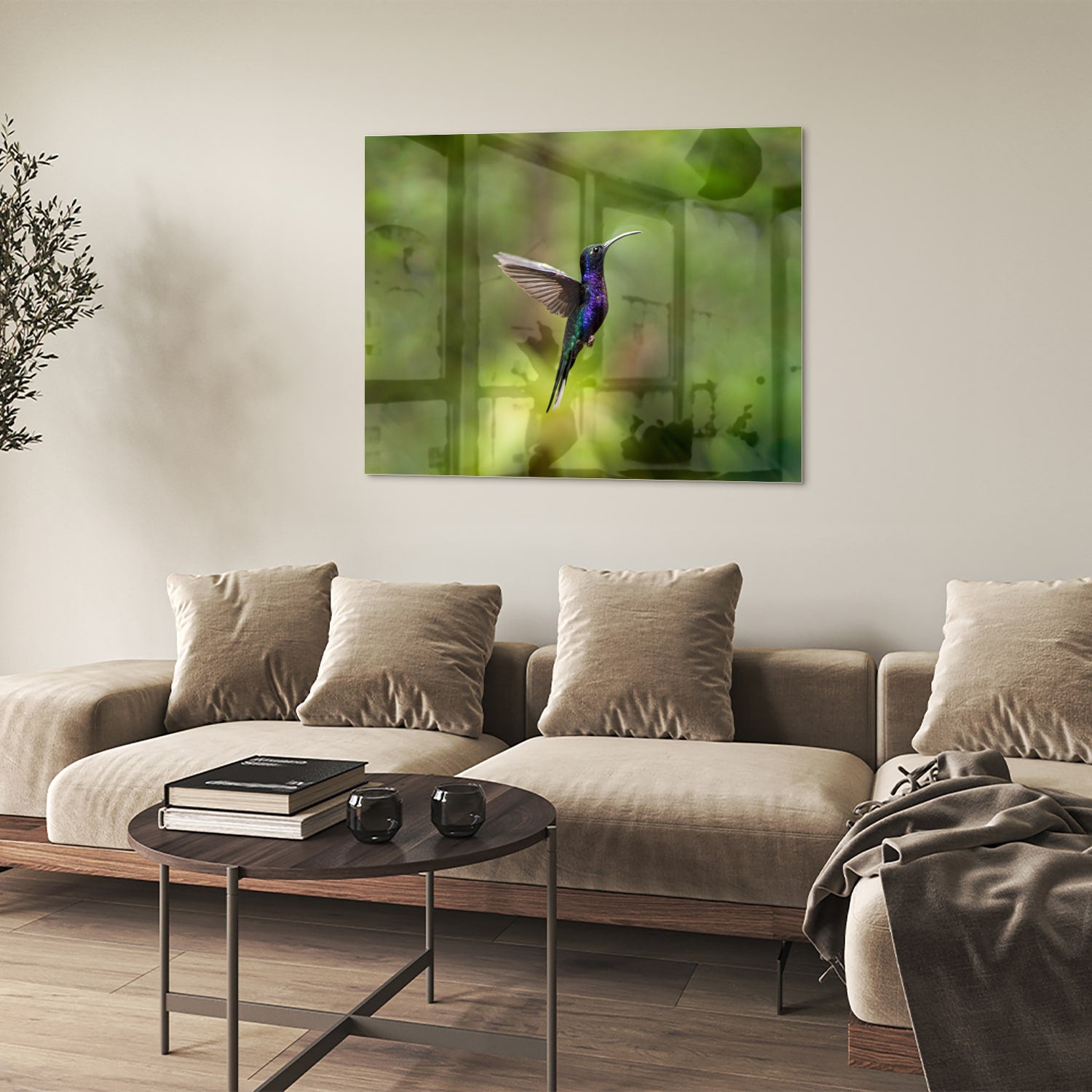 Een glazen schilderij van een kolibrie die vloog voor een groene achtergrond in een lichte kamer.