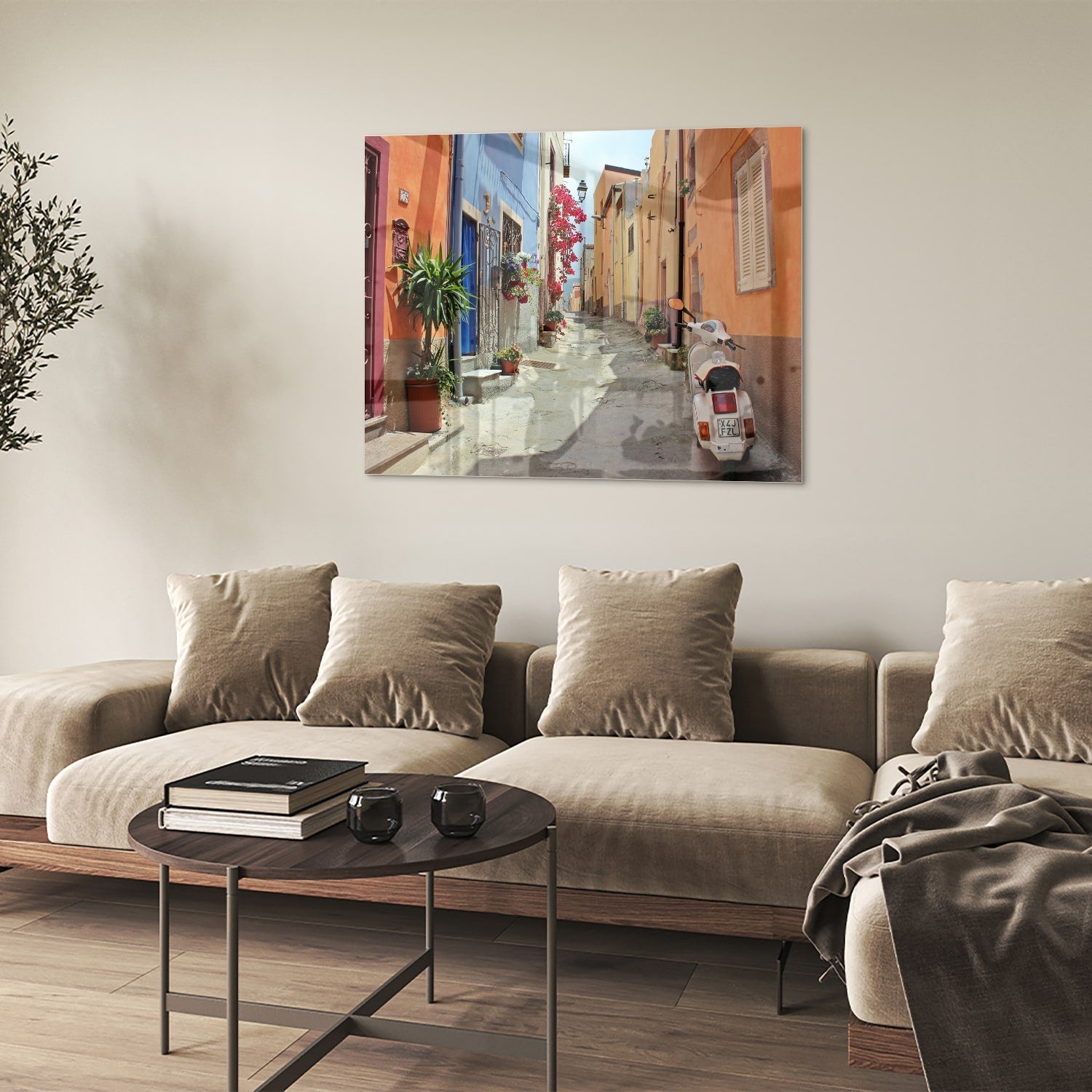 Glazen schilderij van een kleurrijke straat met een Vespa en bloeiende planten.