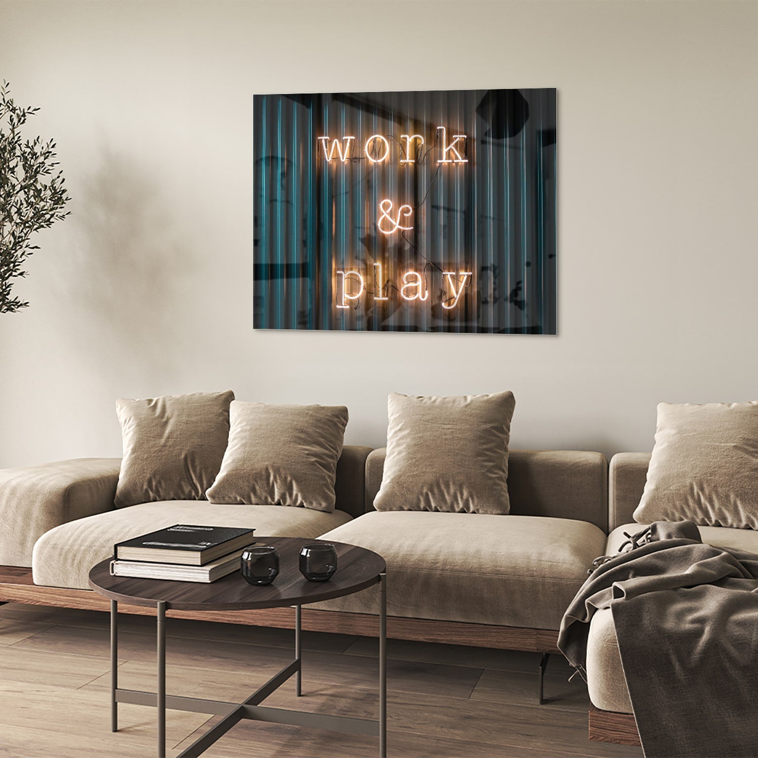 Glazen schilderij met de woorden 'Work & Play' in sfeervolle verlichting.