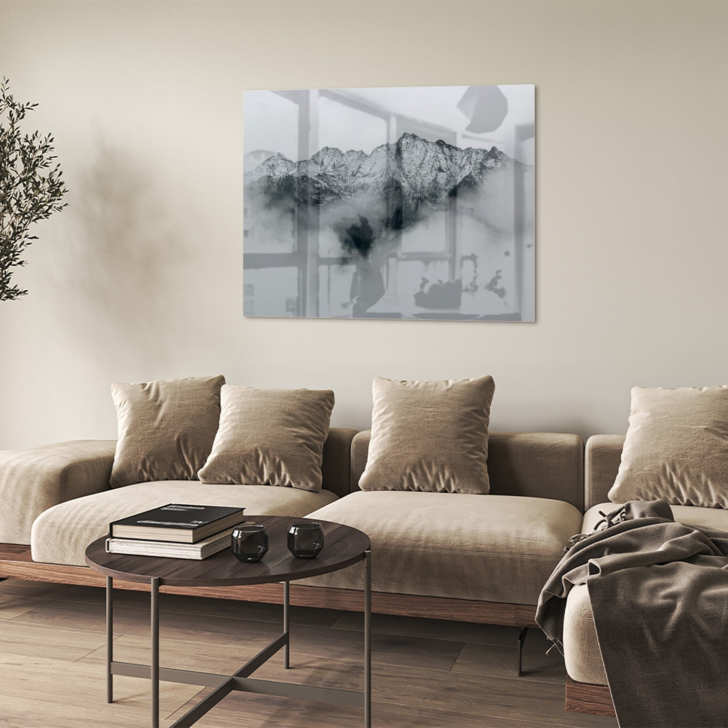 Glazen schilderij met bergen in zwart-wit, hangend aan de muur
