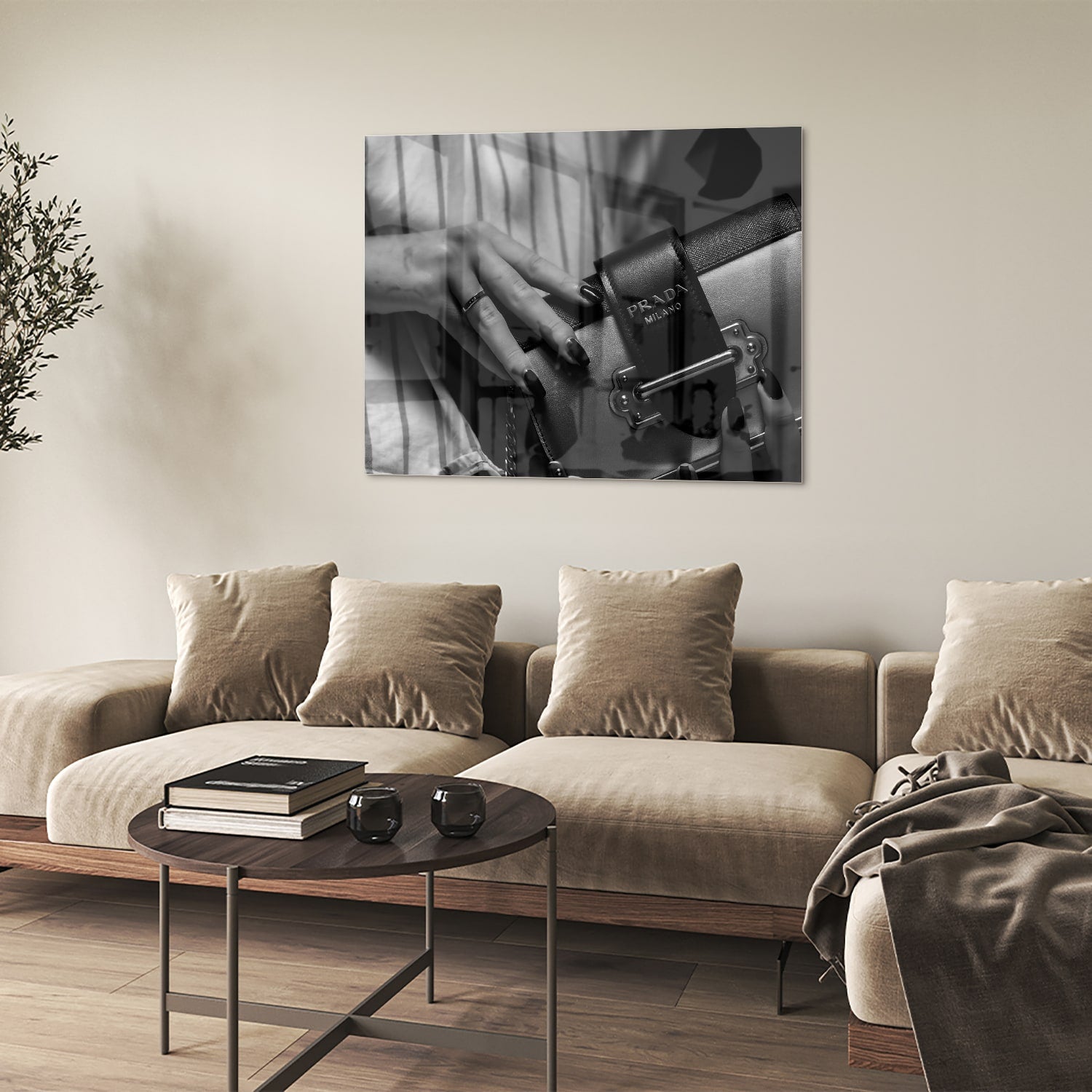 Glazen schilderij met close-up van luxe accessoires op een wand.