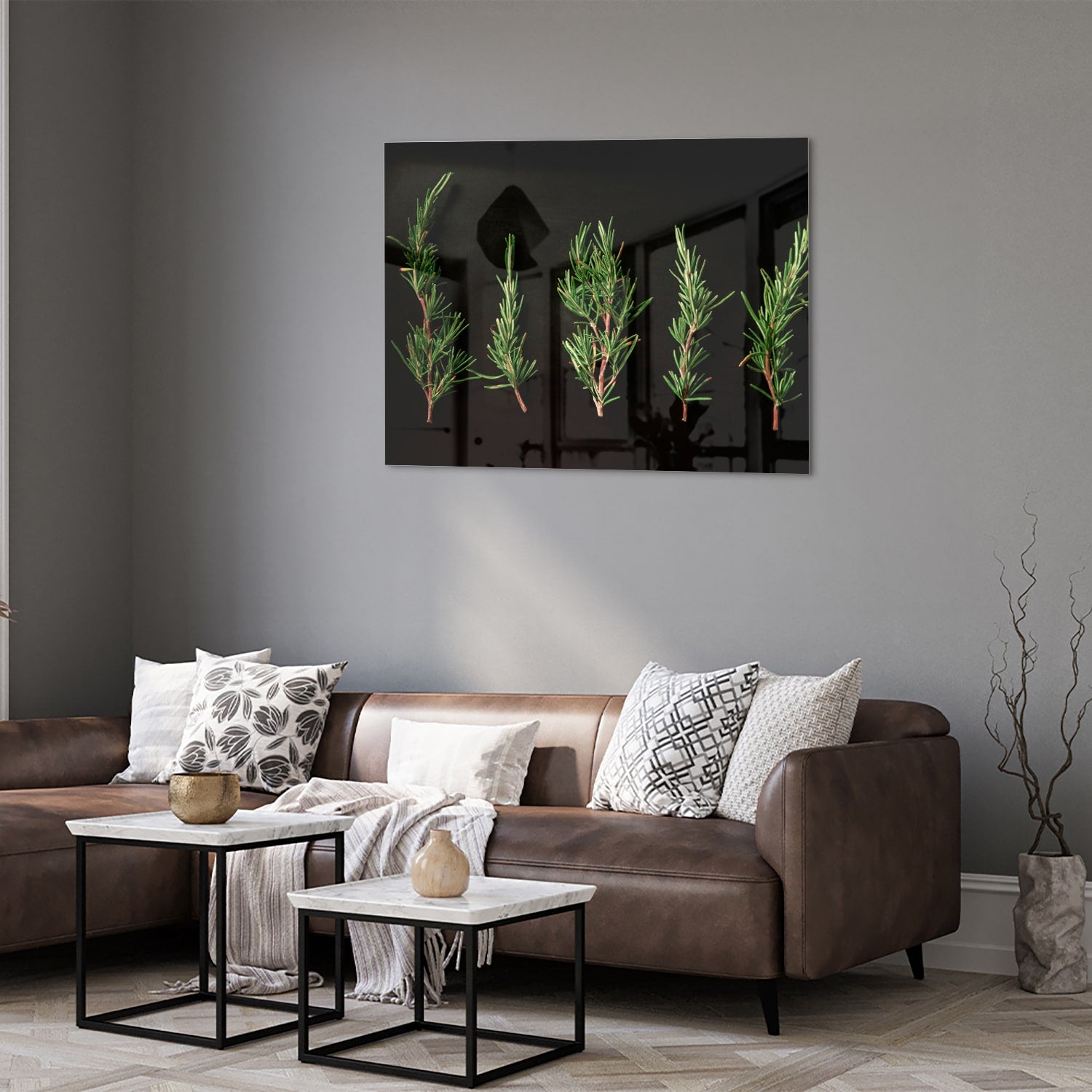 Glazen schilderij met illustraties van groene takken aan een wand.