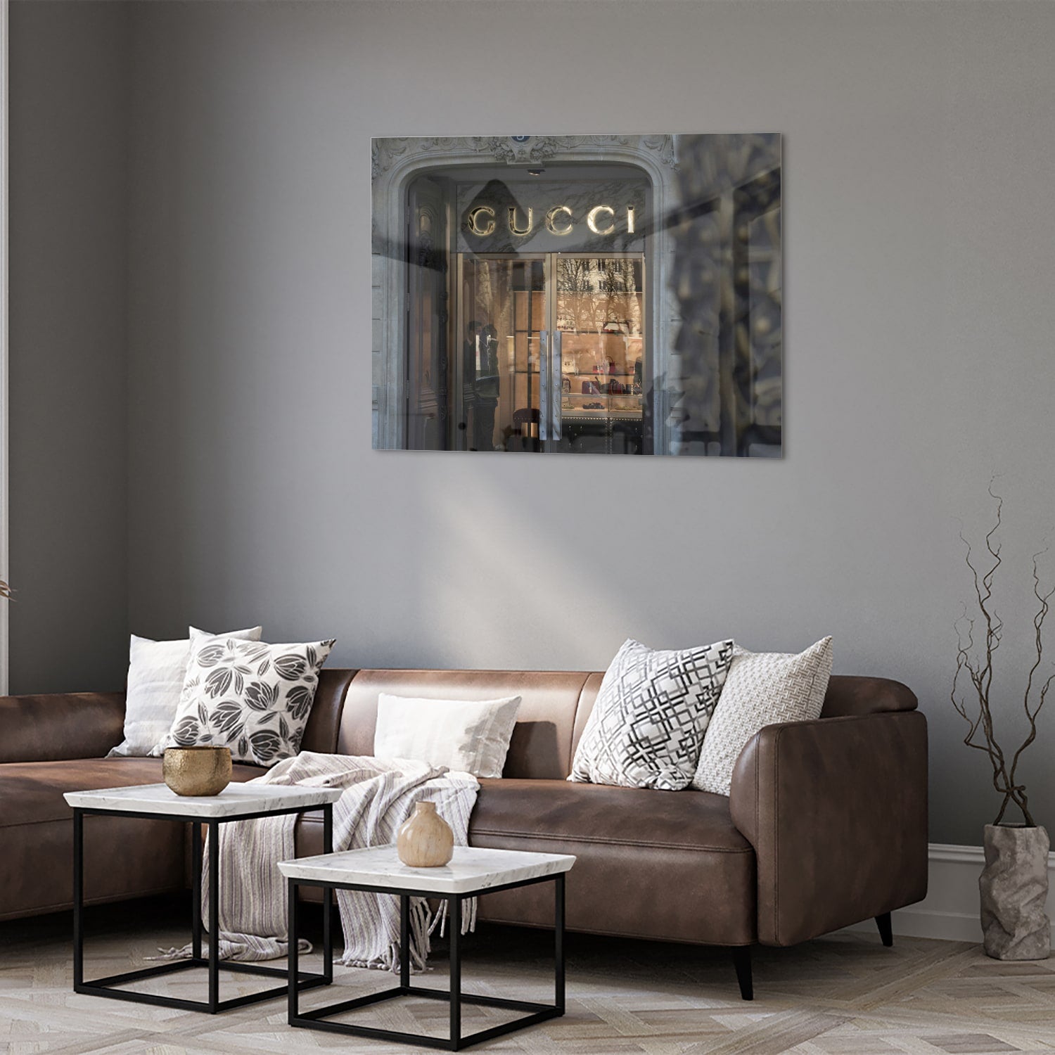 Elegant glazen schilderij van de Gucci etalage in een modern interieur.