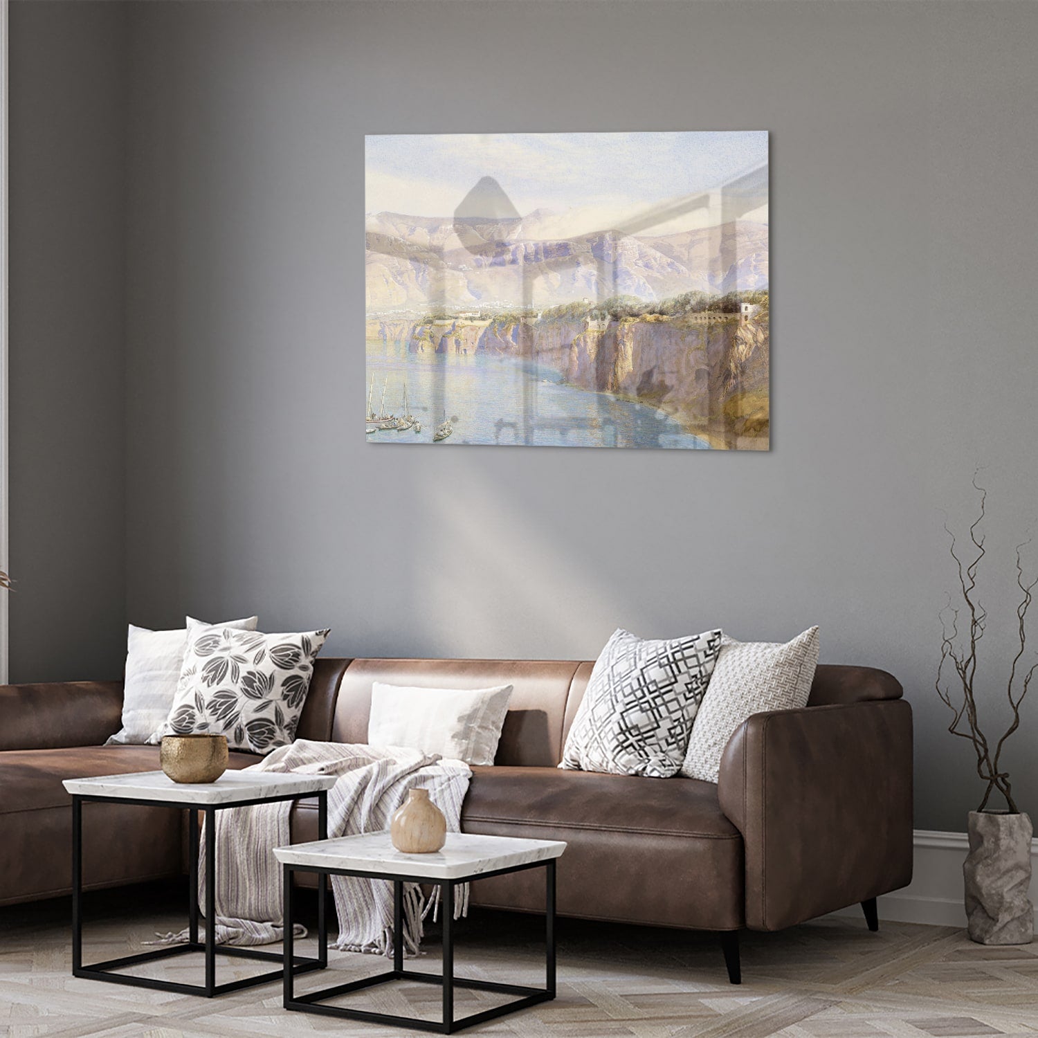 Glazen schilderij van een berglandschap met een rivier, hangend aan de muur.