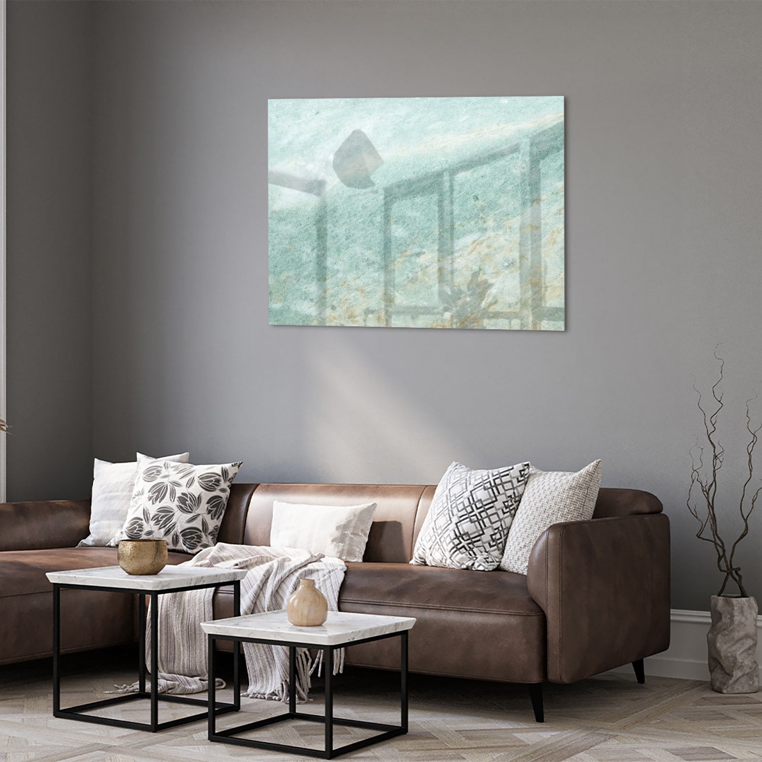 Abstract glazen schilderij in groentinten aan de muur in een moderne woonkamer.