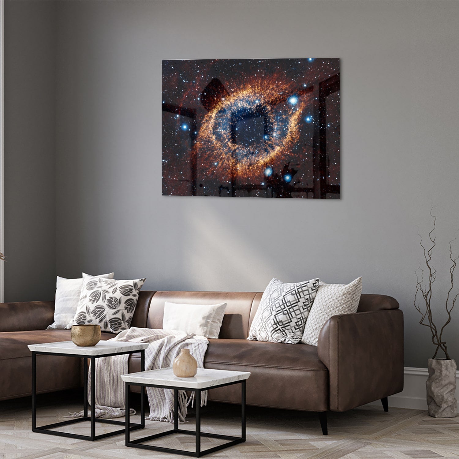 Glazen schilderij van een sterrenstelsel met heldere kleuren en diepe ruimte-effecten.