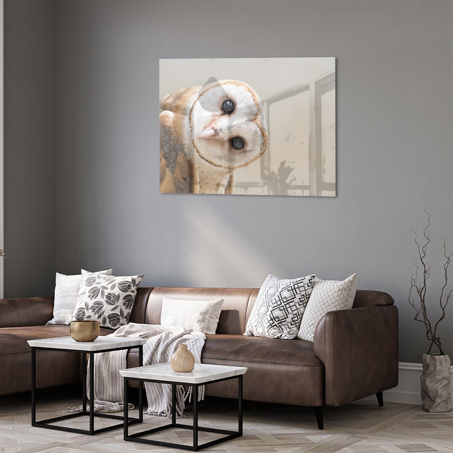 Glazen schilderij van een nieuwsgierige uil aan de muur in een moderne interieursetting.