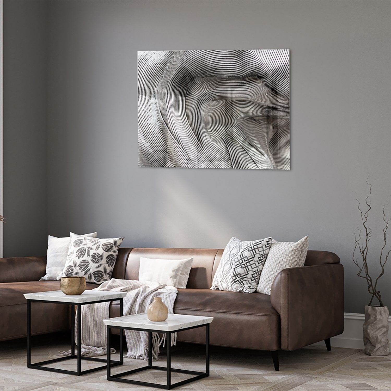 Abstract glazen schilderij met golvende lijnen in een lichte ruimte
